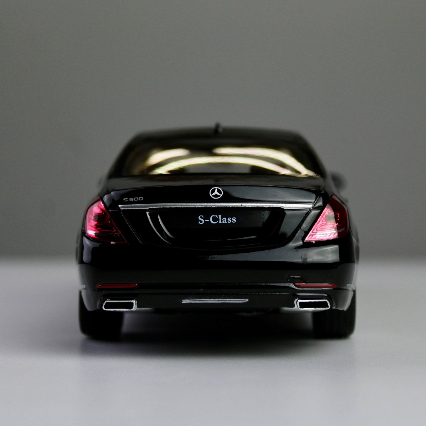 Welly Mercedes-Benz S-Class 1:24 Die-Cast Model Car