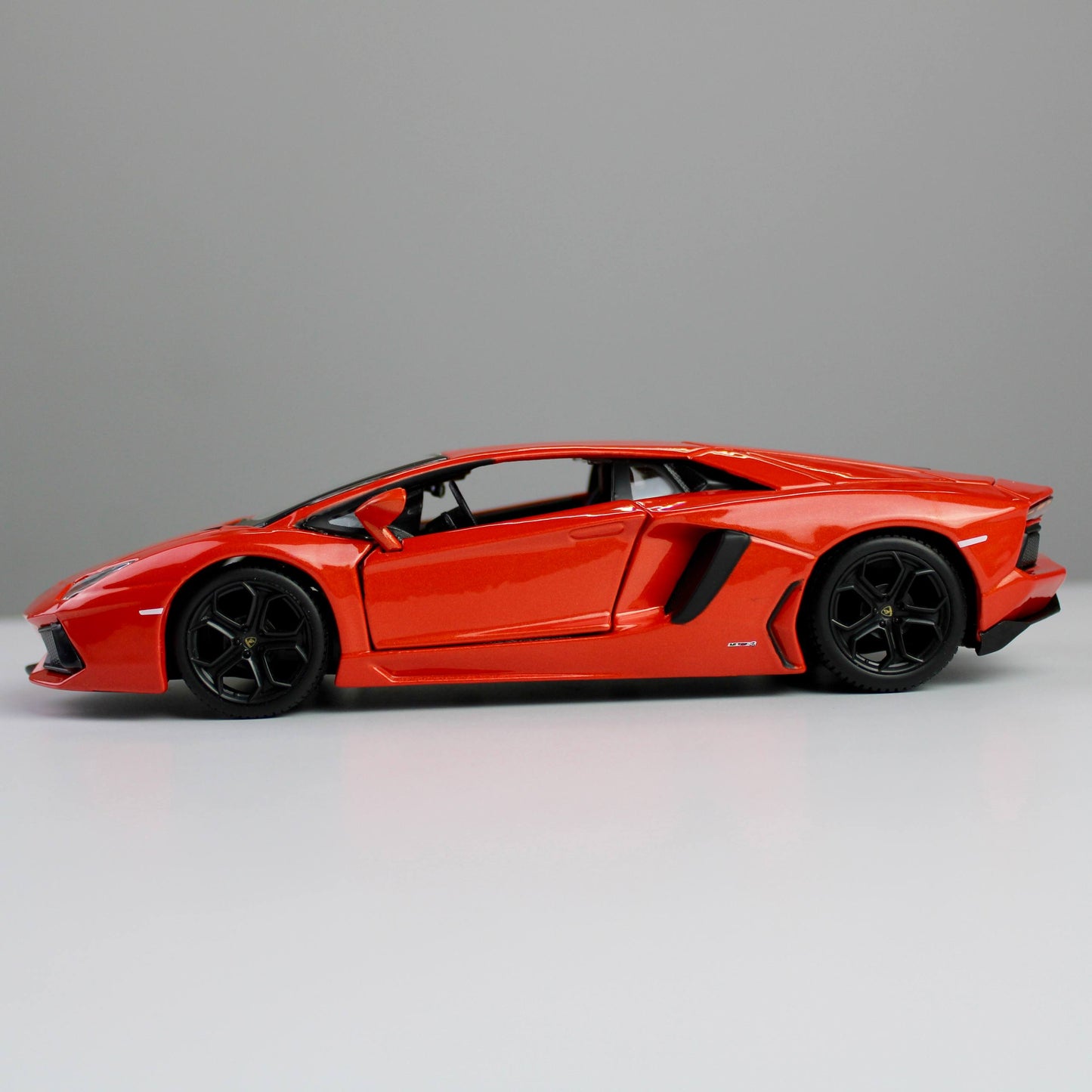 Maisto Lamborghini Aventador coupe 700-4 1:24 Die-Cast Model Car