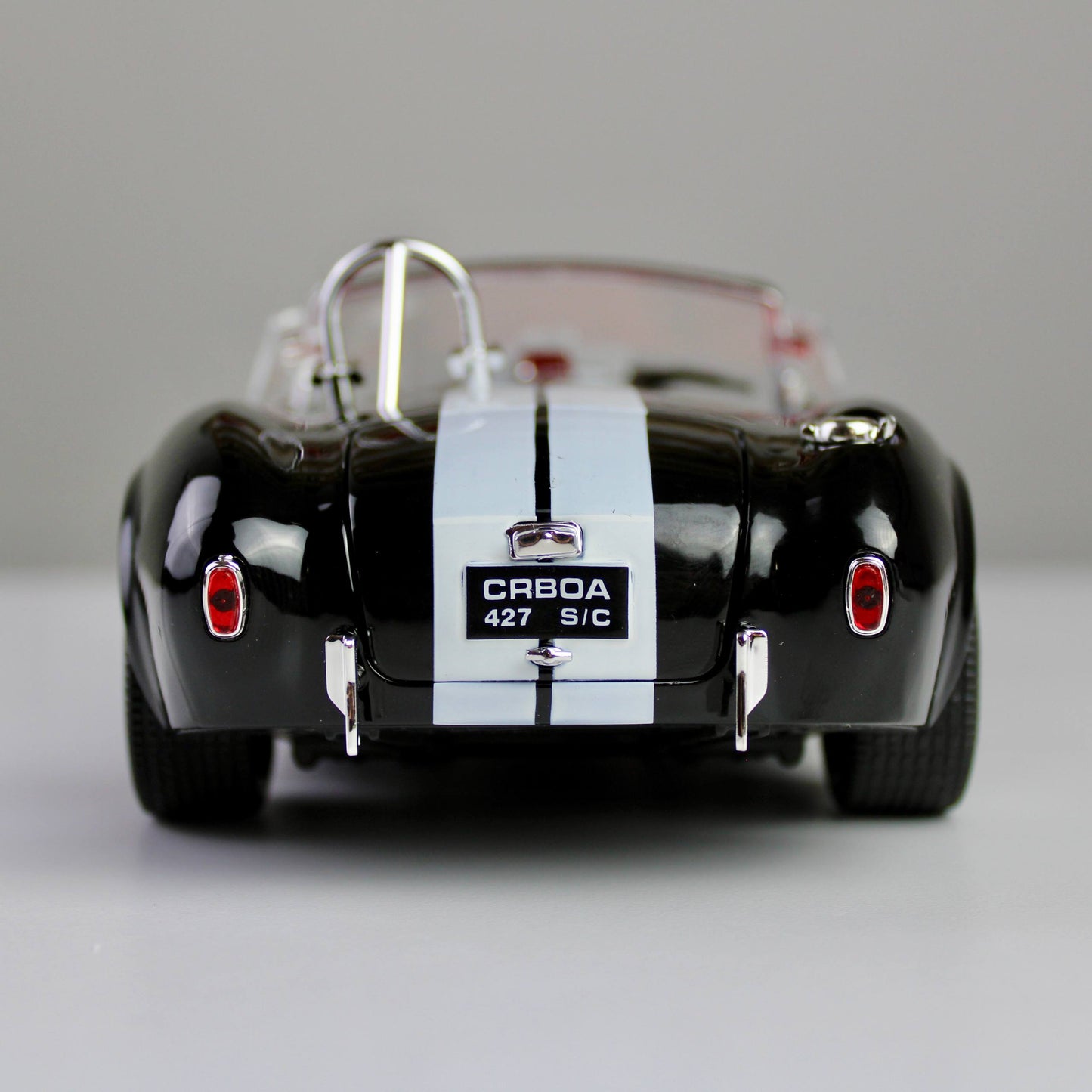 Ford Shelby Cobra 427 S/C 1:24 Die-Cast Model Car