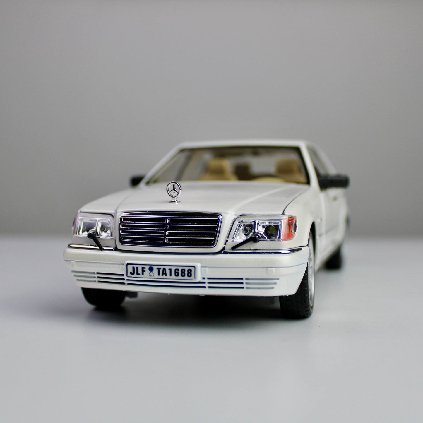 Mercedes-Benz S320 Classic Model Car – 1:24 Scale
