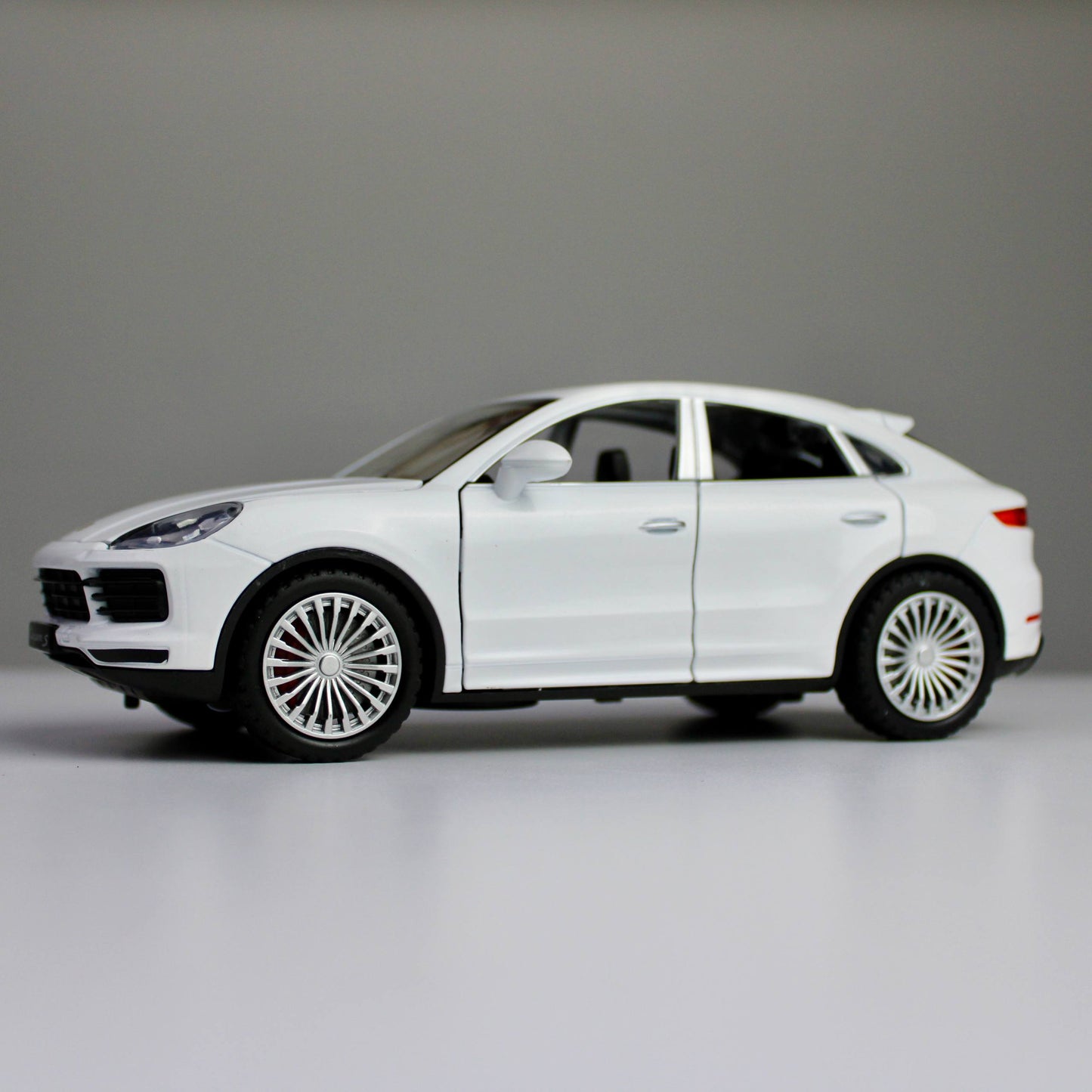 Porsche Cayenne S – 1:24 Die-Cast SUV Model with Light & Sound