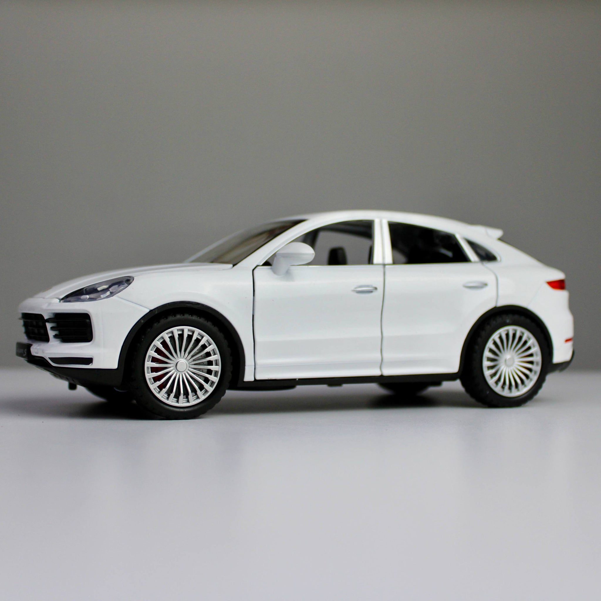 Porsche Cayenne S – 1:24 Die-Cast SUV Model with Light & Sound