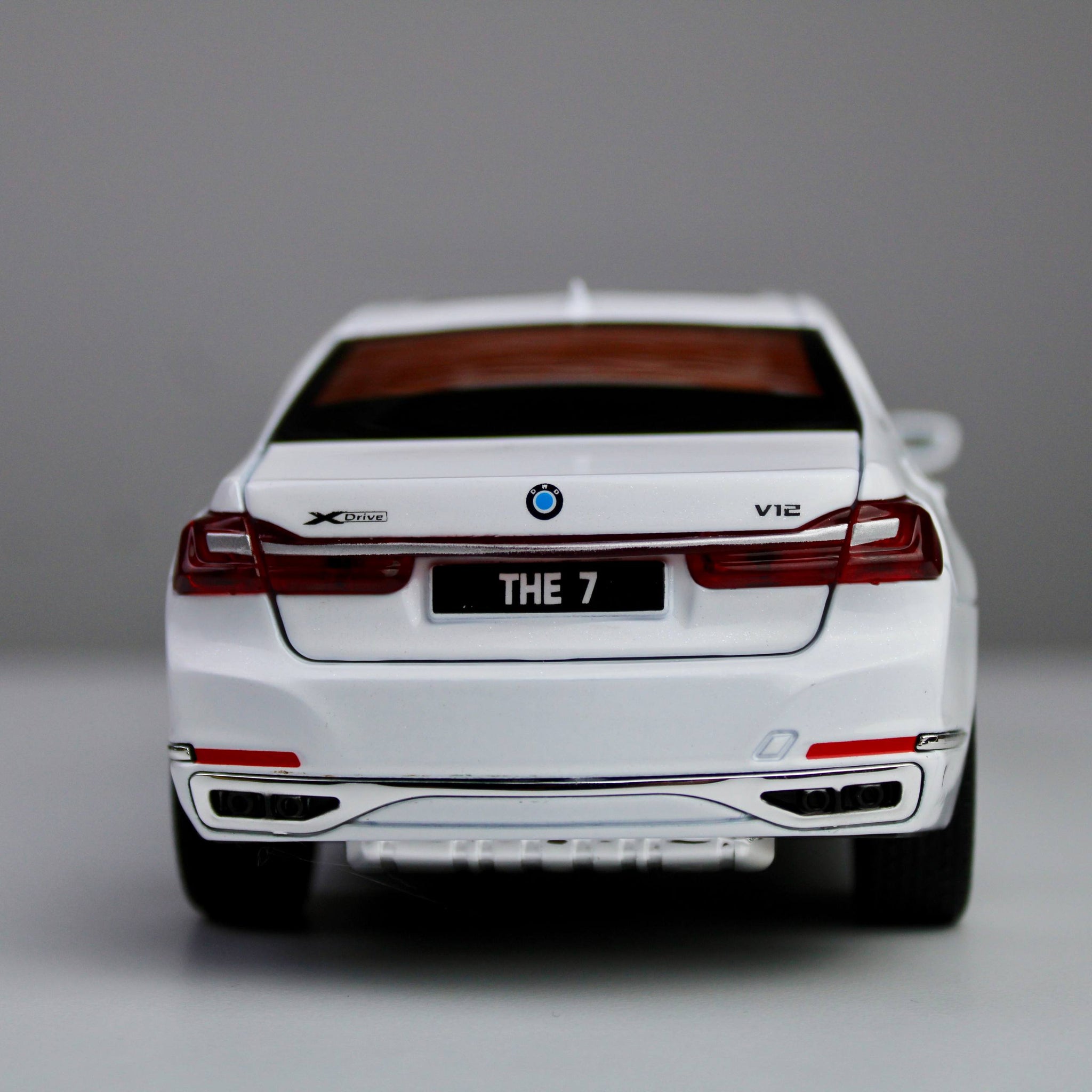 BMW 760Li Luxury Edition – 1:24 Die-Cast Model with Light & Sound
