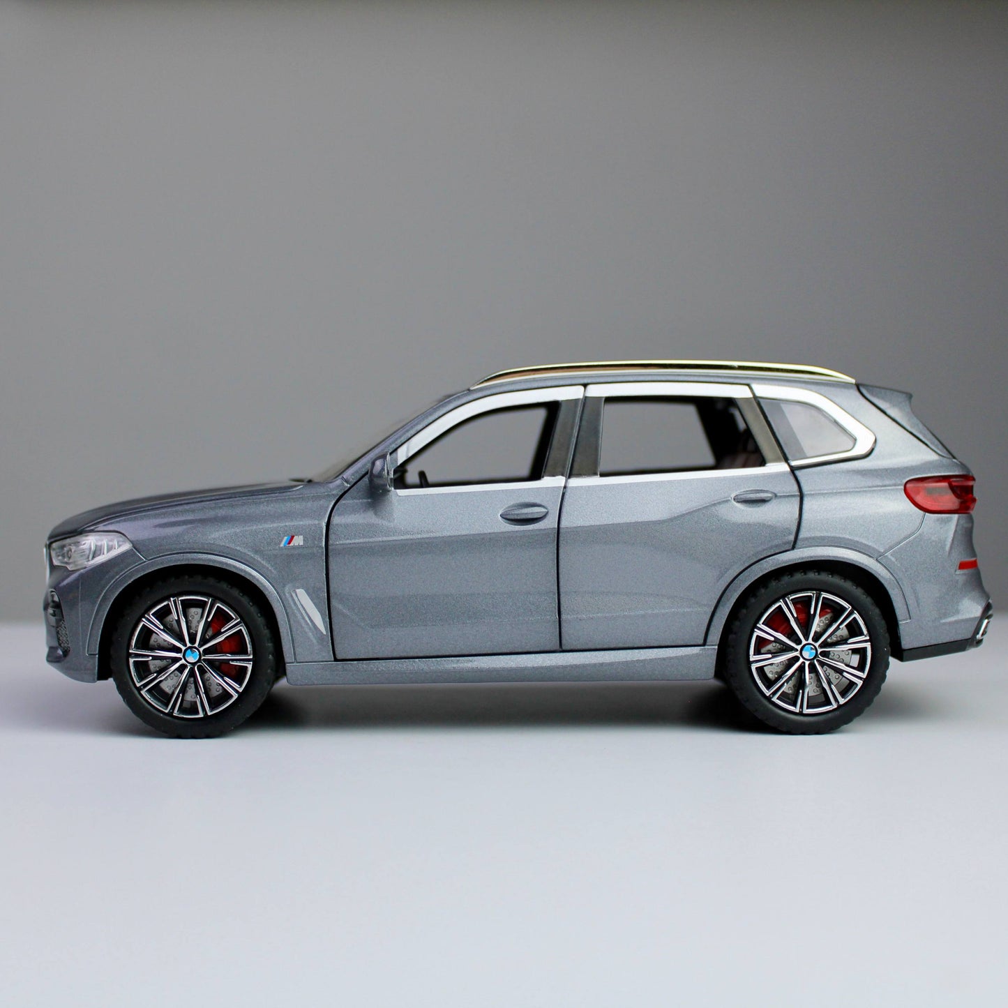 BMW X5 M Performance – نموذج سيارة رياضية متعددة الاستخدامات (SUV) مصبوبة بمقياس 1:24 مع أضواء LED