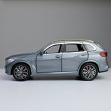BMW X5 M Performance – نموذج سيارة رياضية متعددة الاستخدامات (SUV) مصبوبة بمقياس 1:24 مع أضواء LED