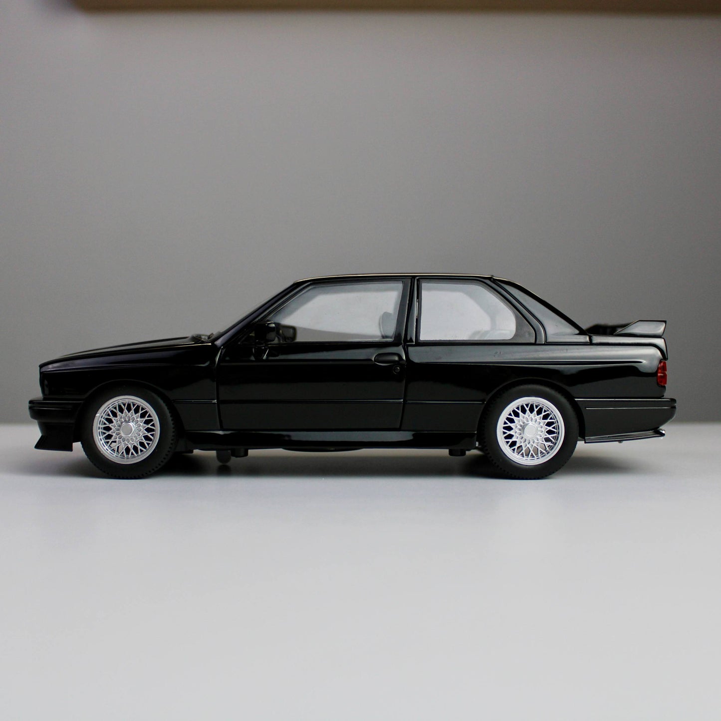 BMW M3 E30 – 1:24 Classic Die-Cast Model Car