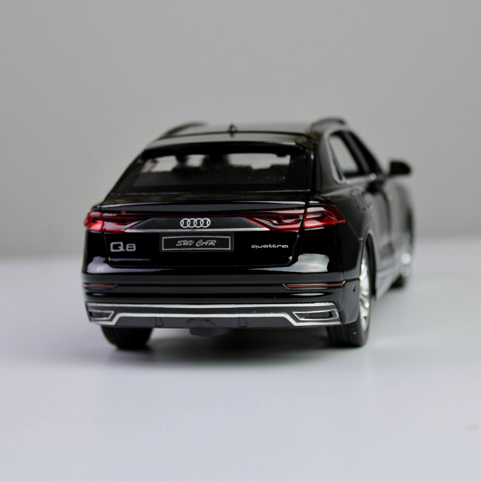 Audi Q8 Diecast Model – 1:24 Scale