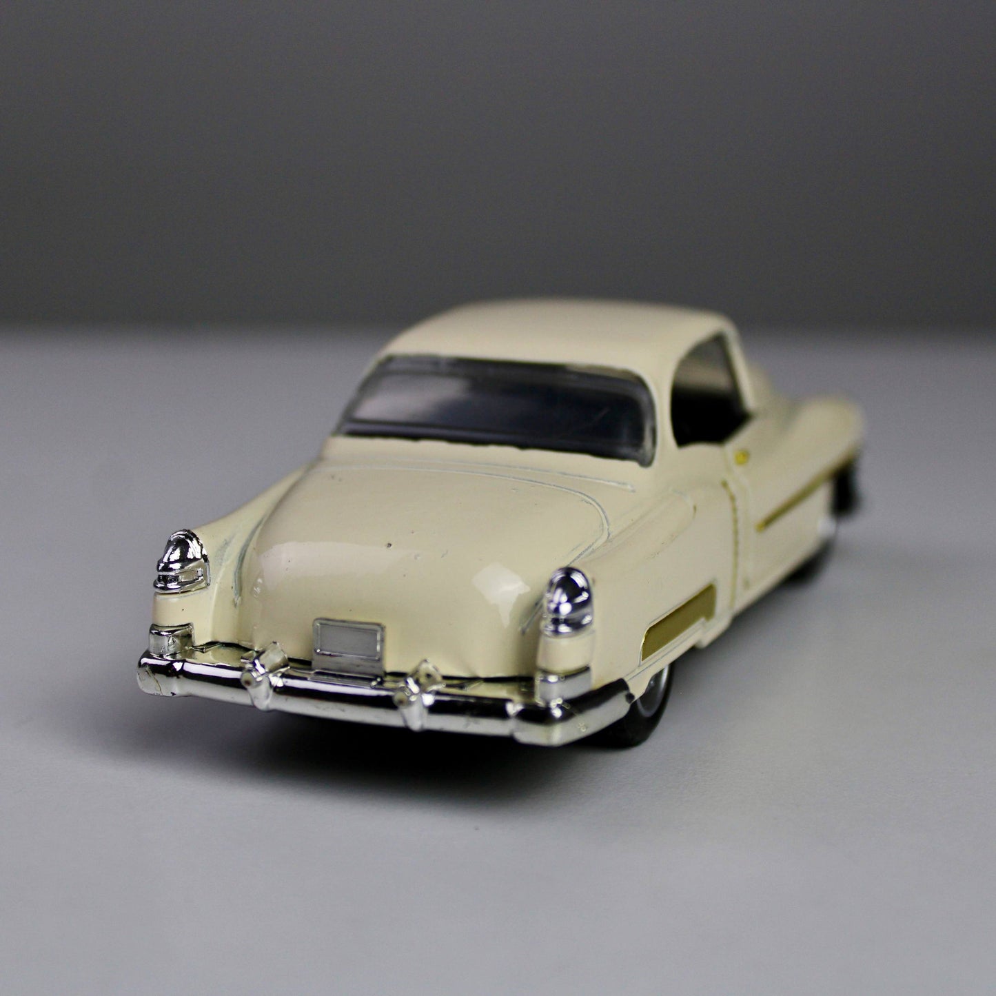 Classic Cadillac Die-Cast Model Car – 1:32 Scale