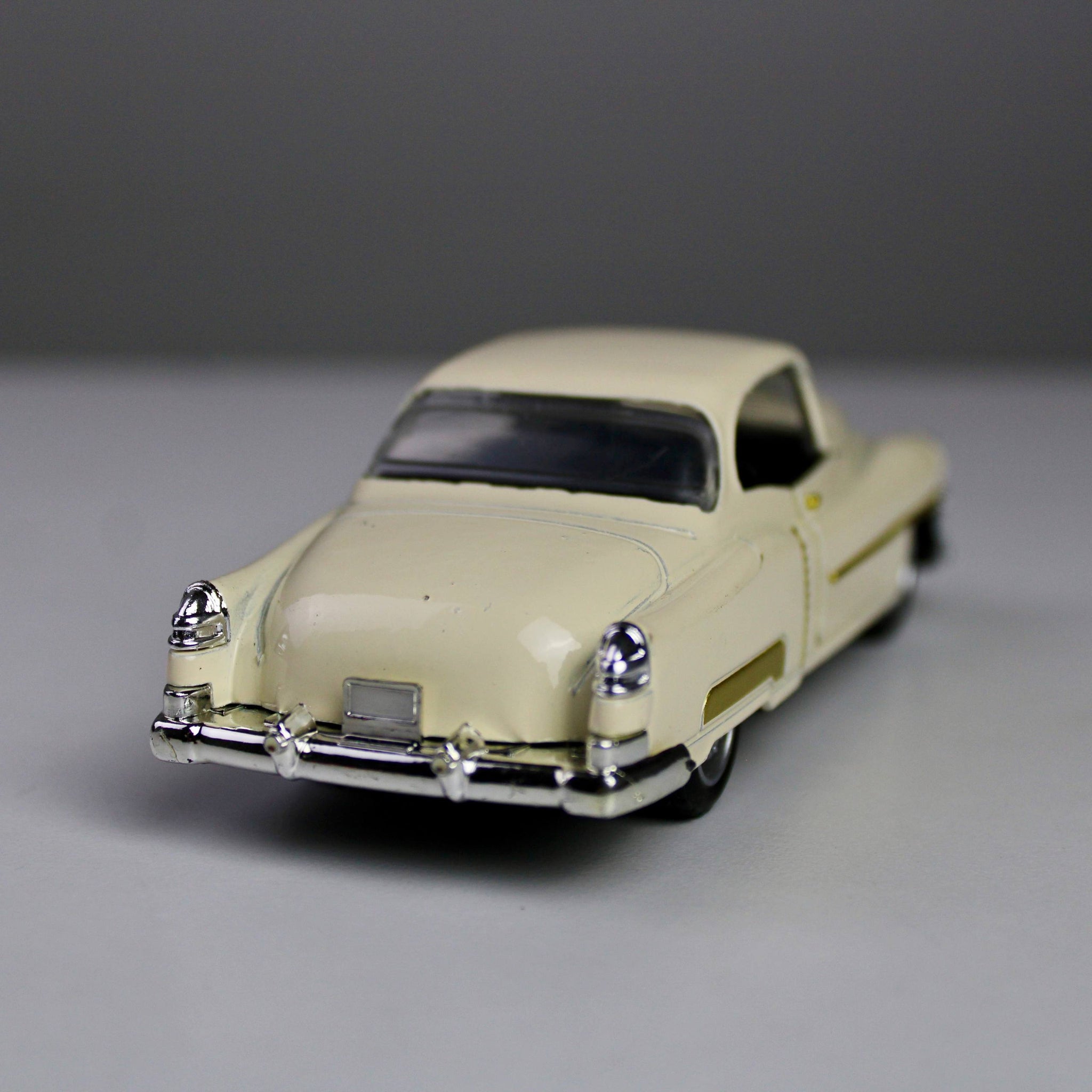 Classic Cadillac Die-Cast Model Car – 1:32 Scale