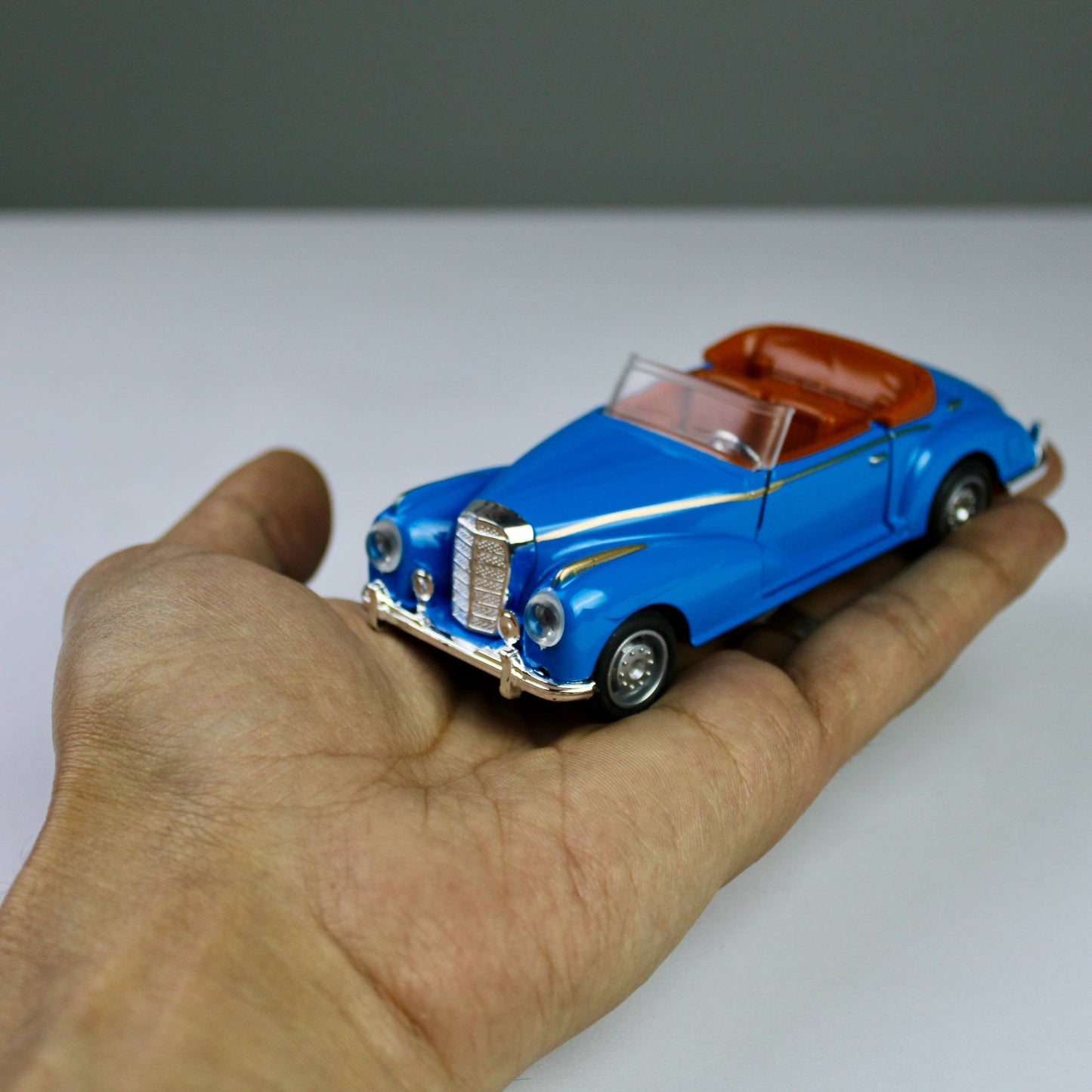 Vintage Classic Die-Cast Model Car – 1:32 Scale
