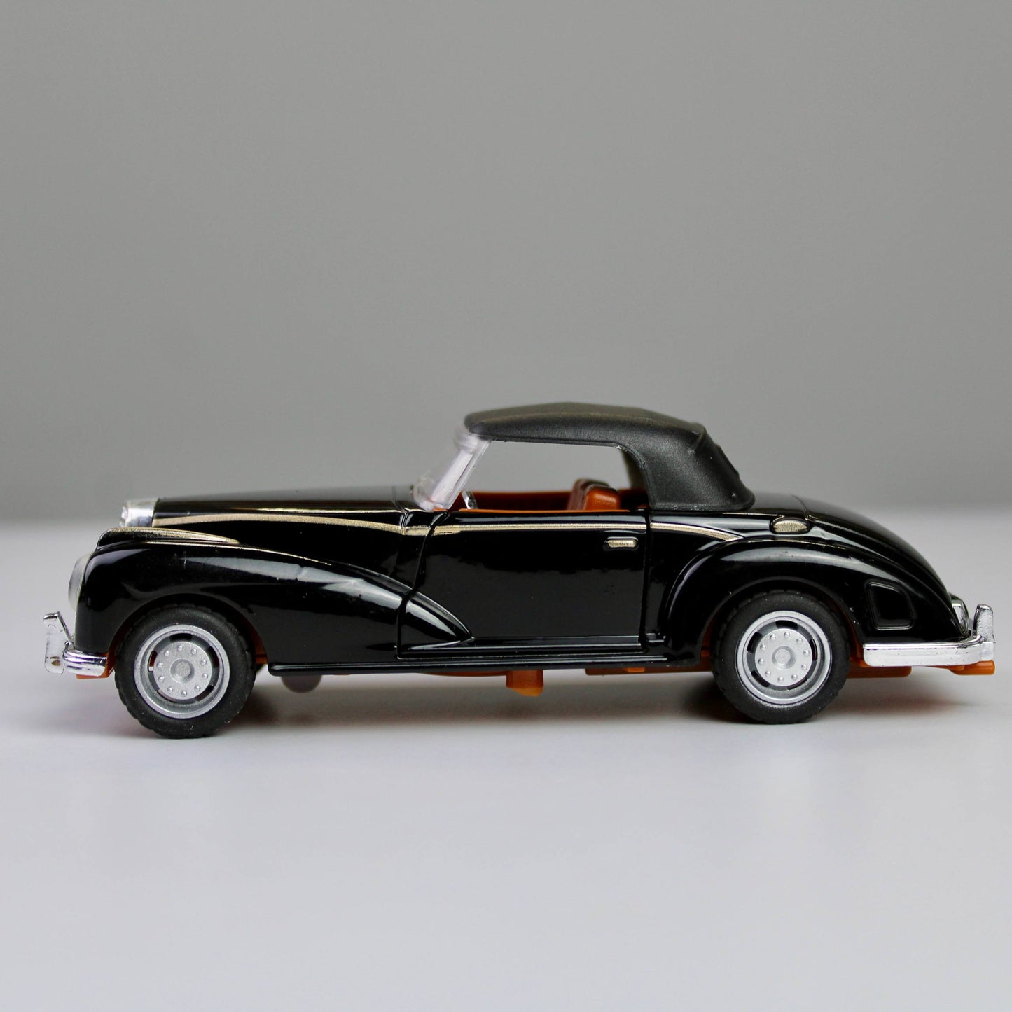 Classic Die-Cast Model Car – 1:32 Scale
