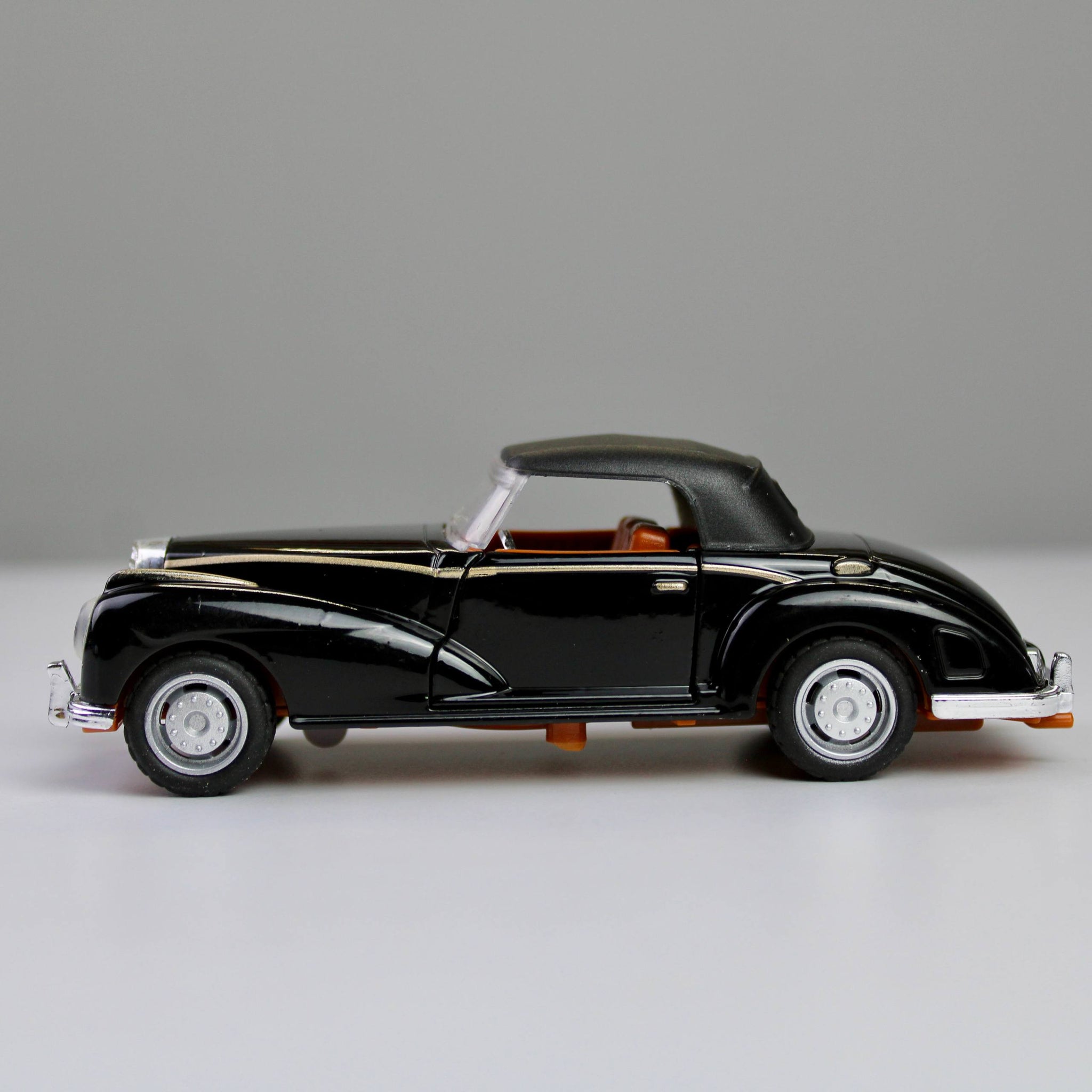 Classic Die-Cast Model Car – 1:32 Scale