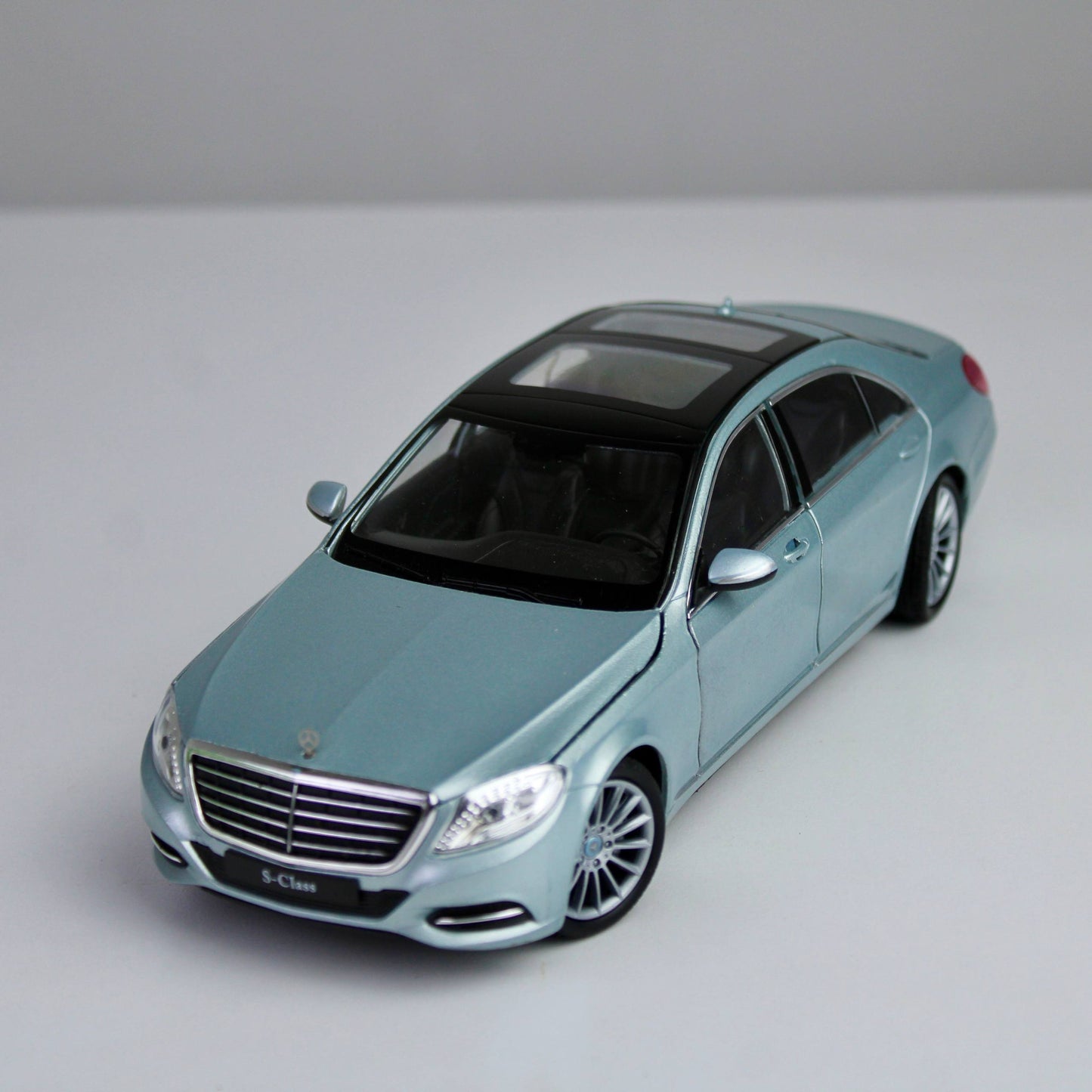 Welly Mercedes-Benz S-Class 1:24 Die-Cast Model Car