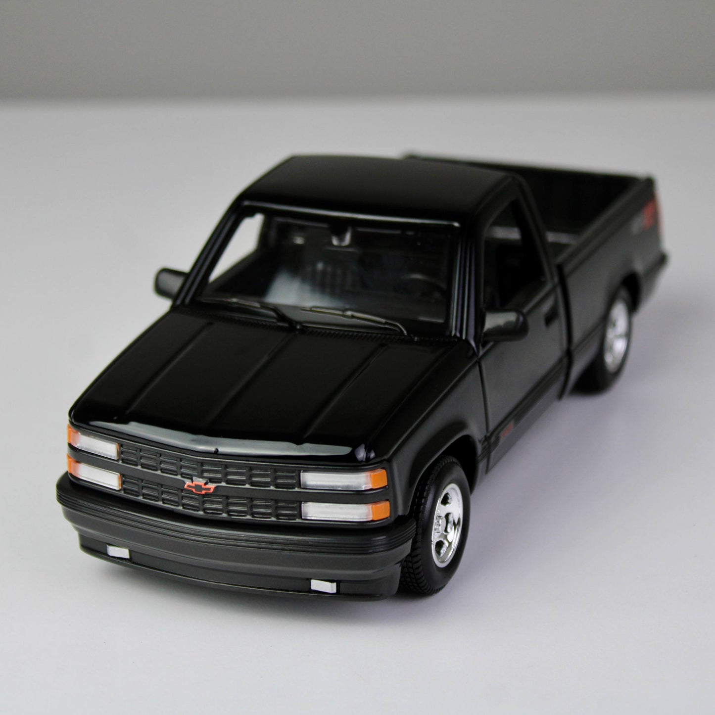 Maisto Chevrolet 454 SS 1993 Die-Cast Pickup Truck (1:24)