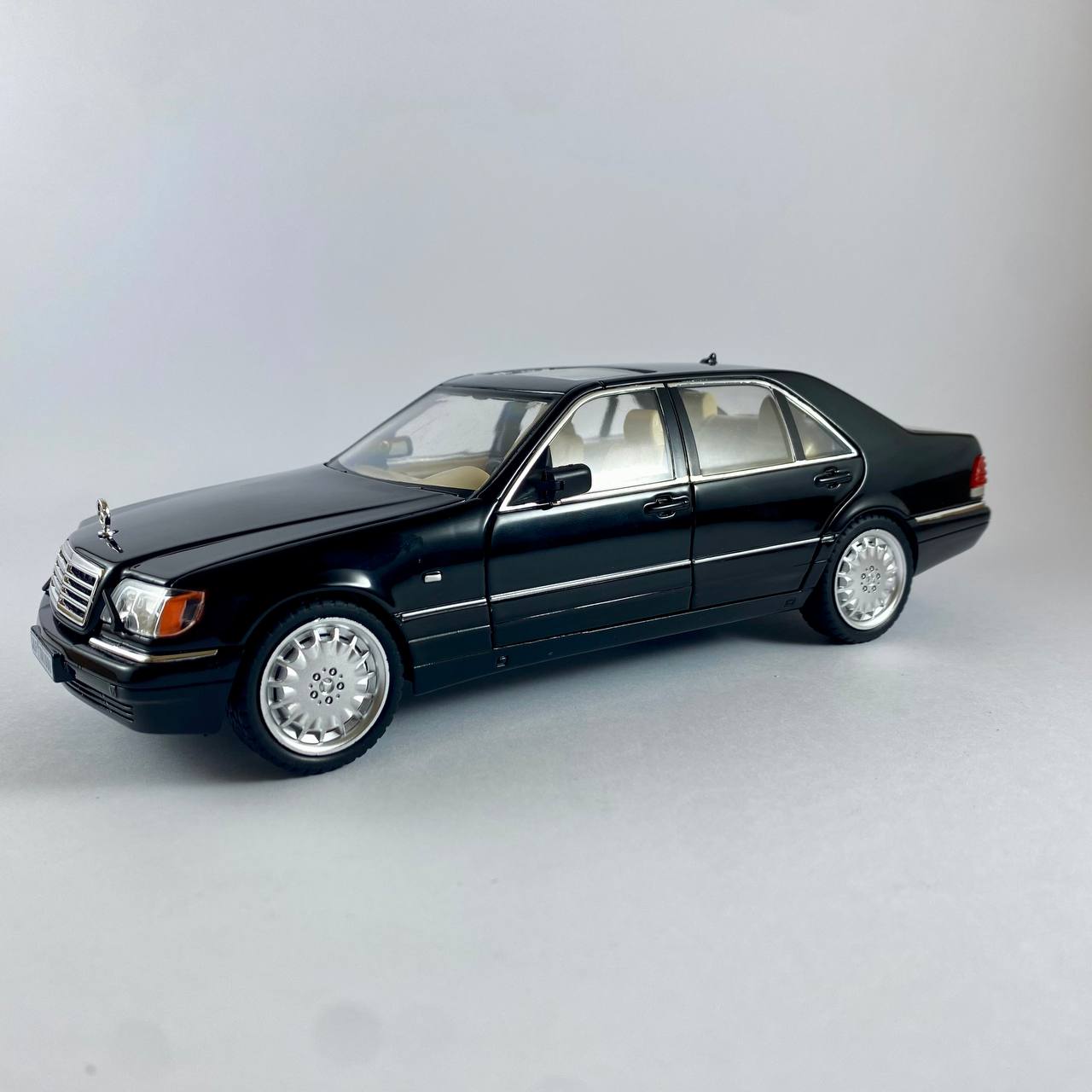 Mercedes-Benz S320 Classic Model Car – 1:24 Scale