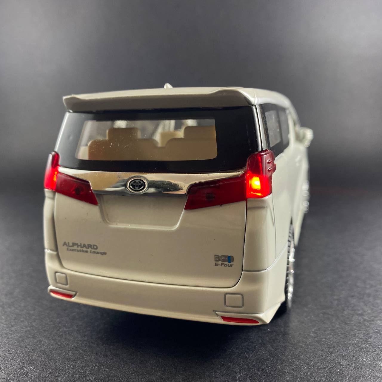 Toyota Alphard 1:24 Die-Cast Model Car