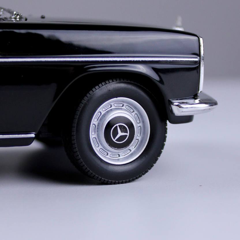 Mercedes-Benz 220 Die-Cast Model – Black