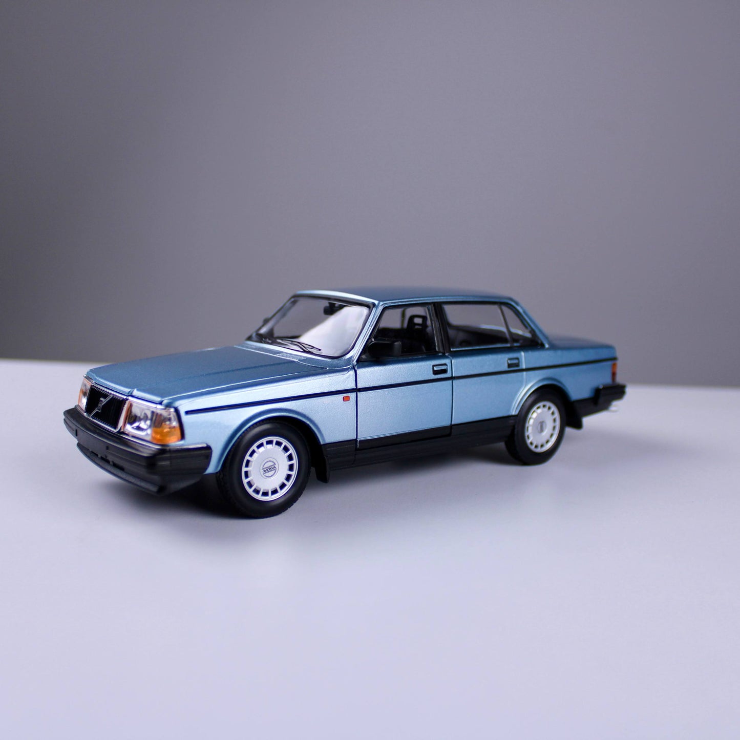 مجسم سيارة فولفو 240 GL – أزرق سماوي