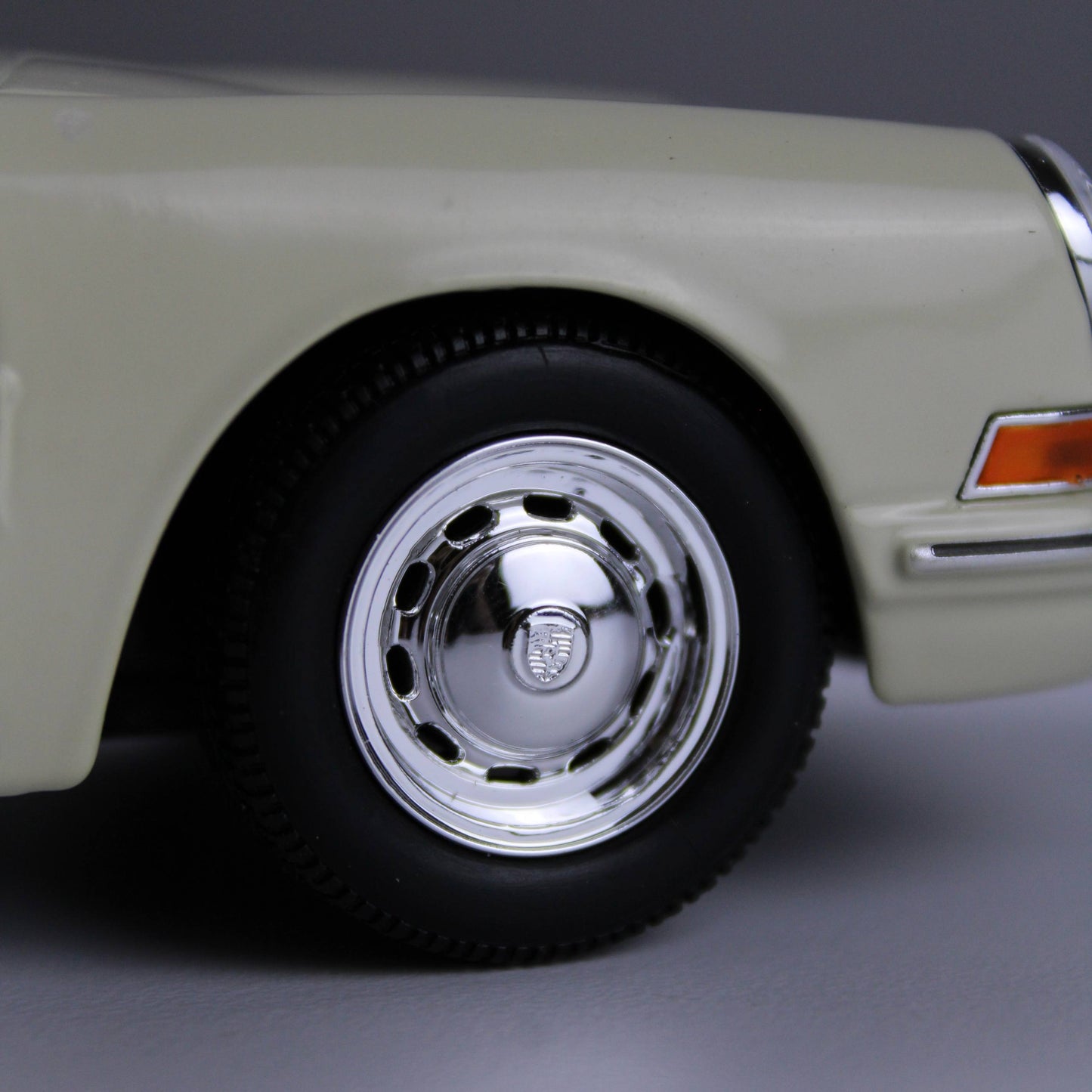 Porsche Classic 1964 Die-Cast Model Car – Cream Color