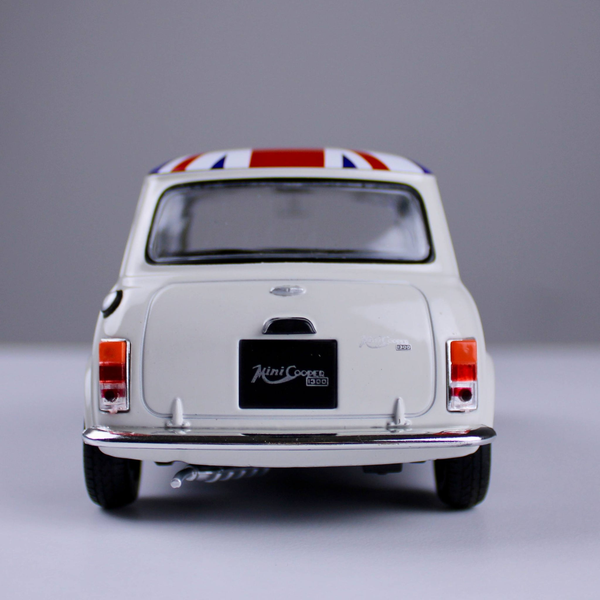 مجسم سيارة ميني كوبر 1300 كلاسيك – لون أبيض