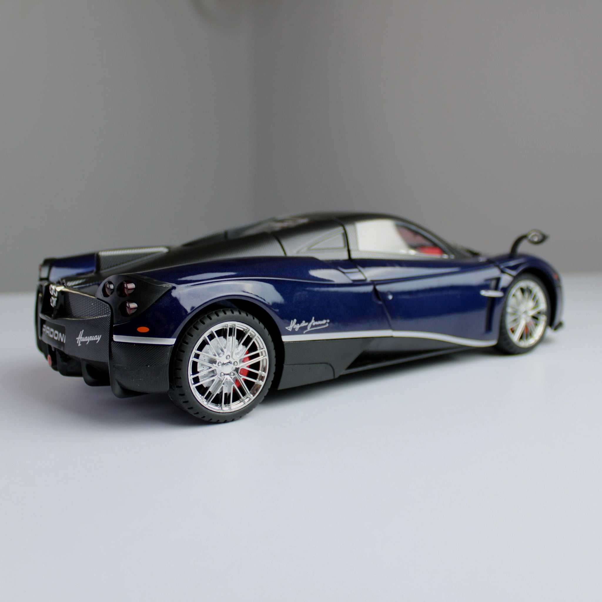 Pagani Huayra Diecast Model – 1:18 Scale (Magnificent Reach)