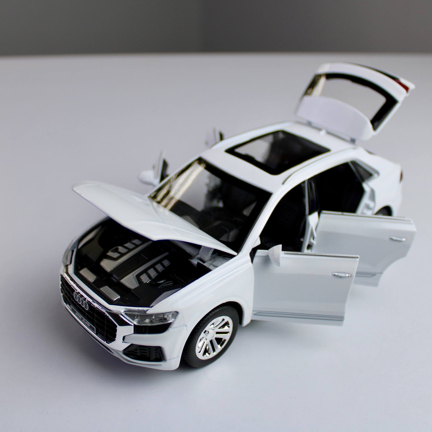 مجسم Audi Q8 – مقاس 1:24