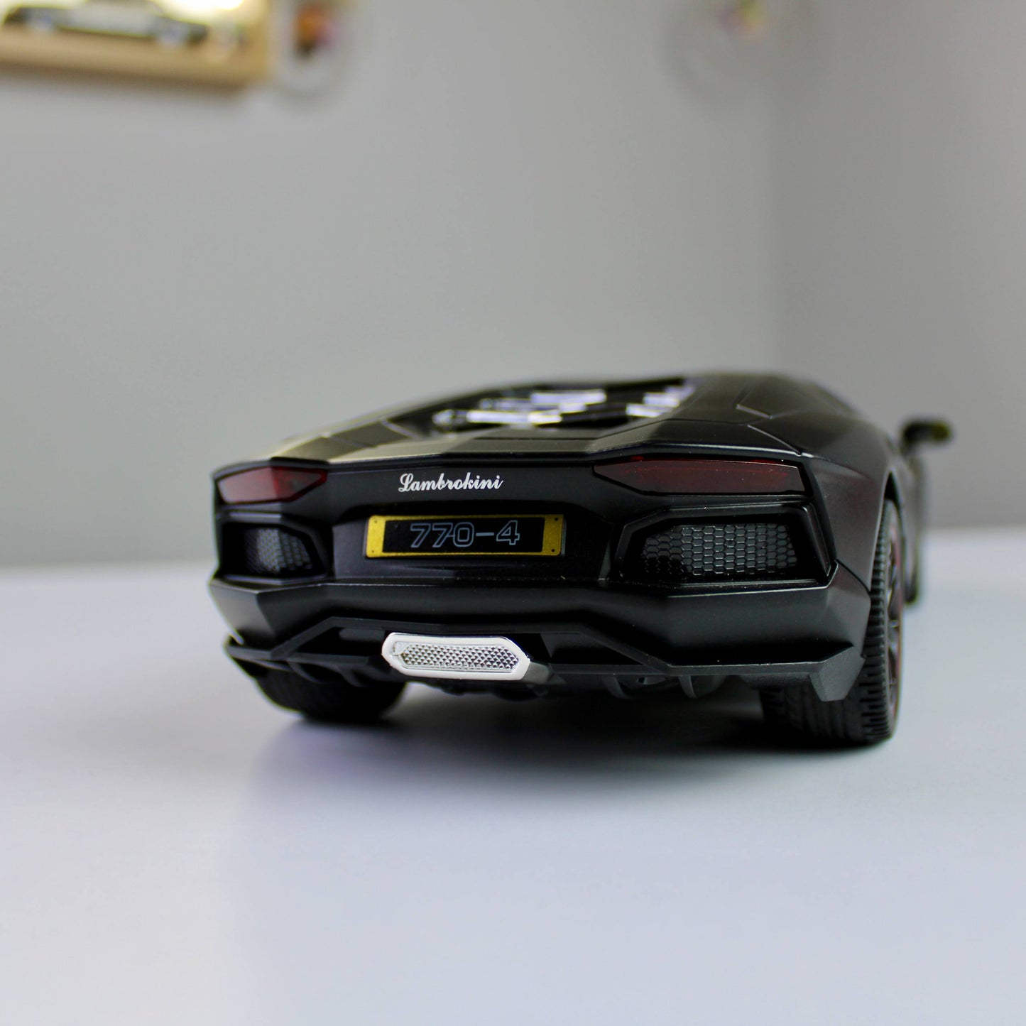 Lamborghini Countach LPI 800-4 Diecast Model – Luxury Supercar Replica (1:18)