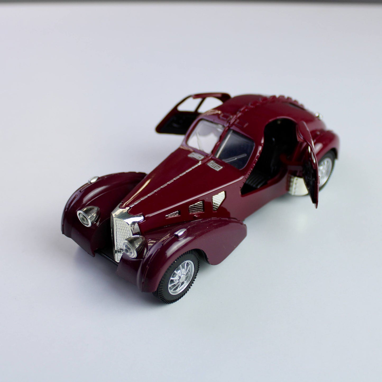 مجسم Bugatti 1936 – سيارة كلاسيكية بمقياس 1:28