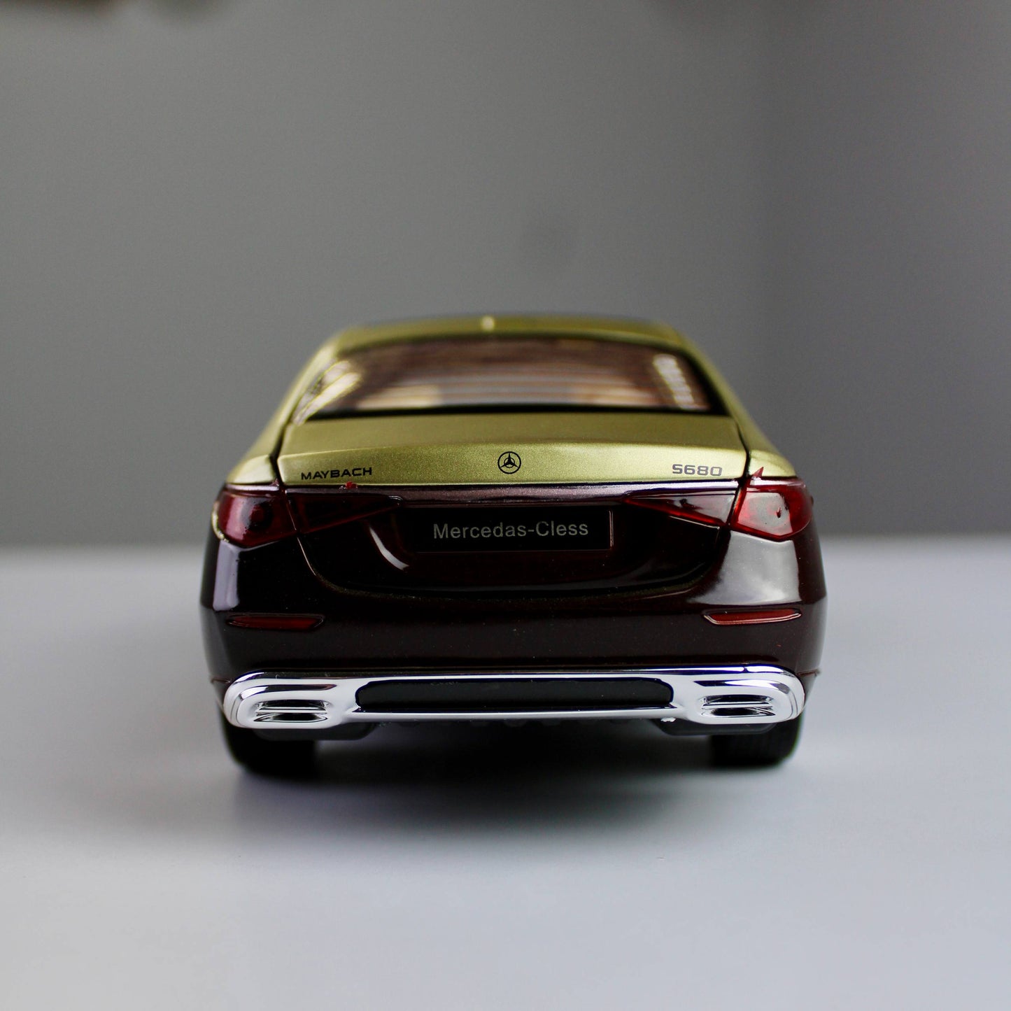 نموذج سيارة مرسيدس مايباخ 5680 المصبوبة – سيارة فاخرة (بمقياس 1:24)