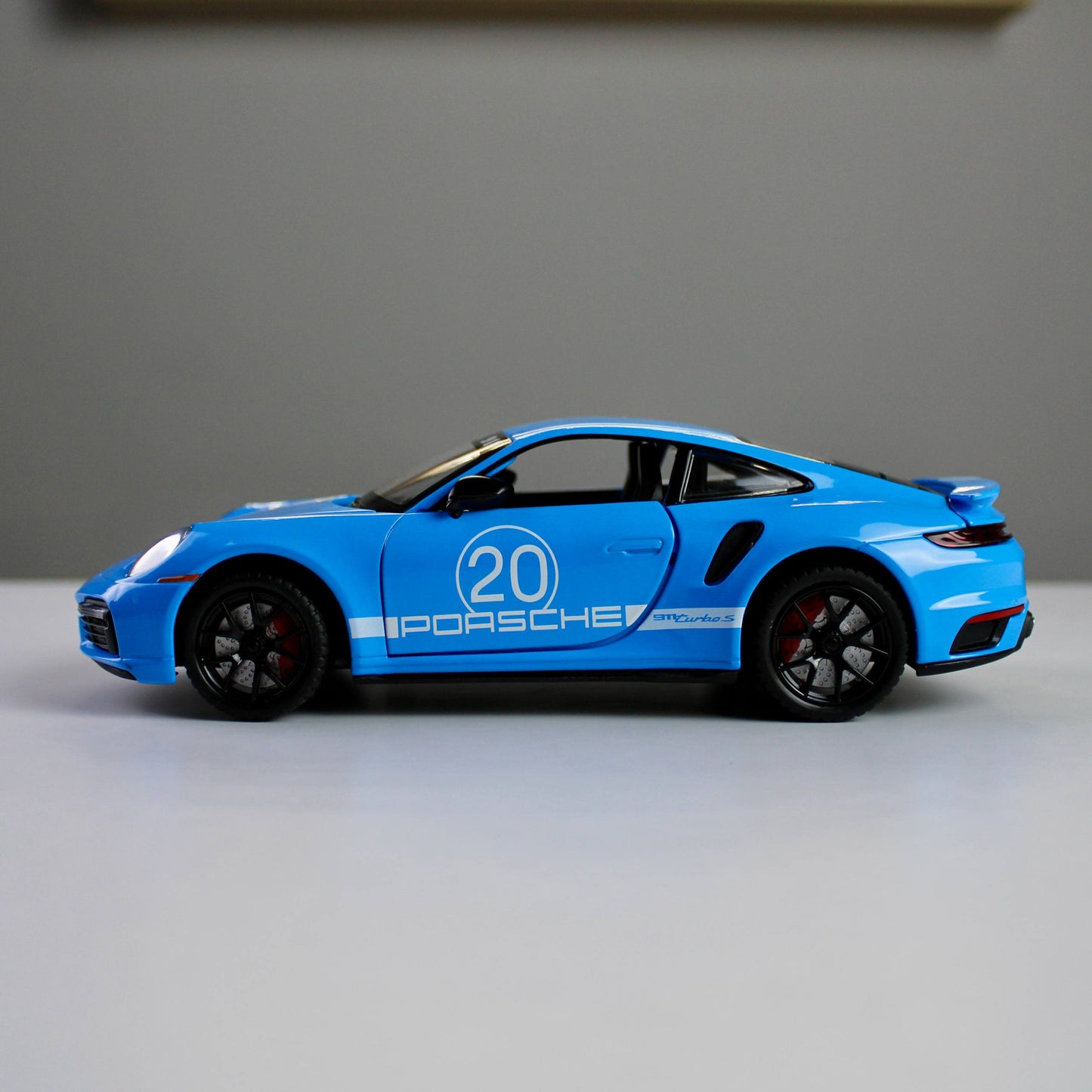 Porsche 911 Turbo 1:24 Die-Cast Model Car