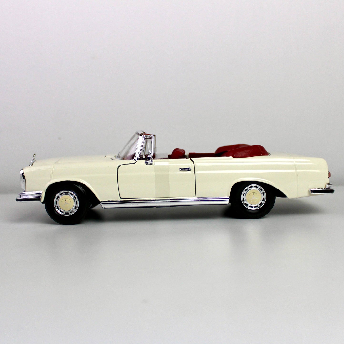 Maisto Mercedes-Benz 280 SE Cabriolet 1967 1:18 Die-Cast Model