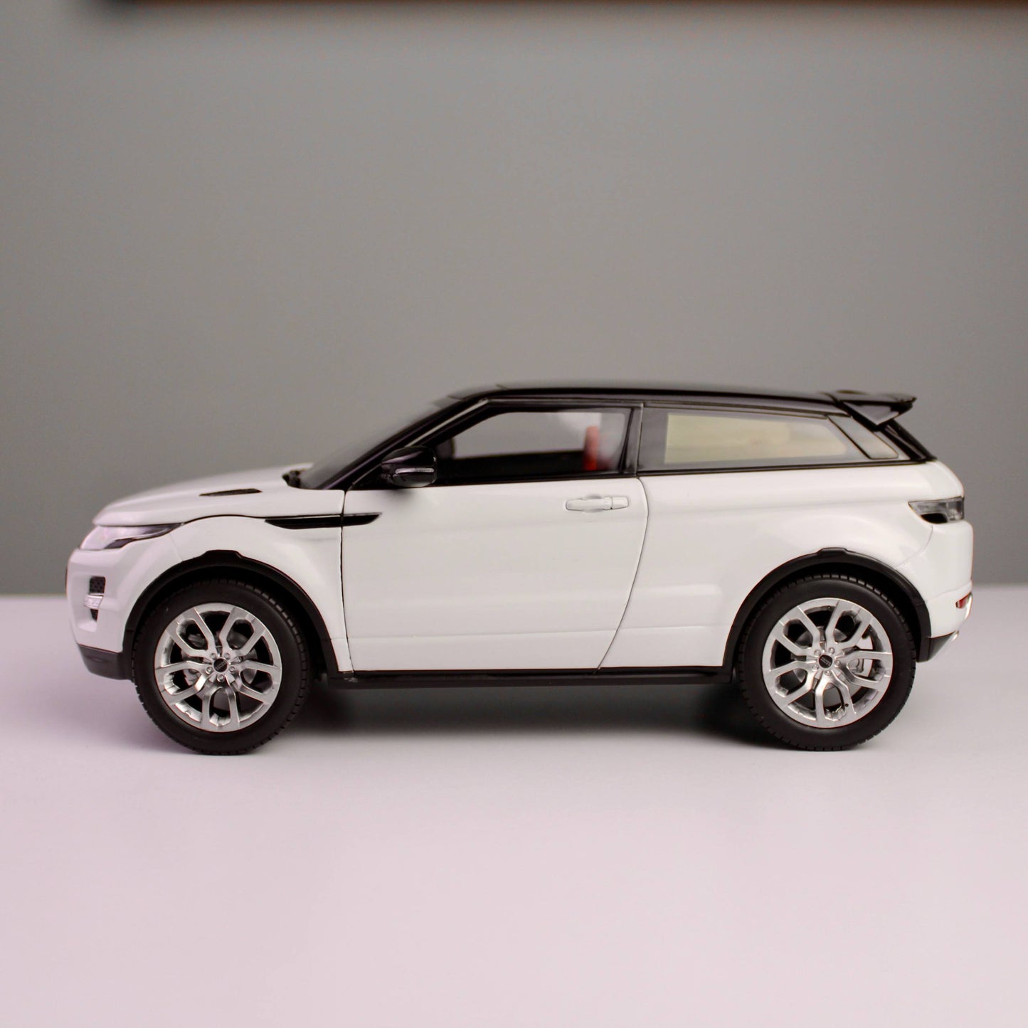 GT Autos Range Rover Evoque 1:18 Die-Cast Model – Premium SUV Edition