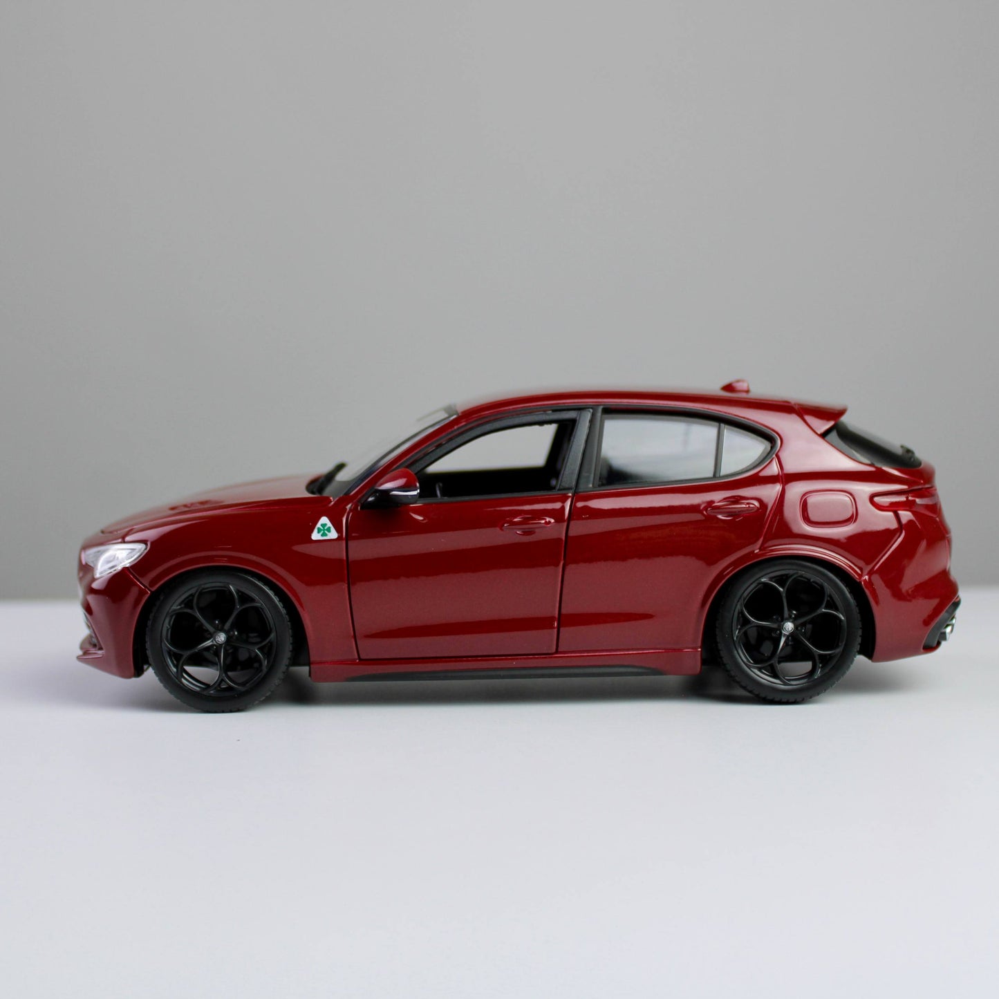 Bburago Alfa Romeo Stelvio 1:24 Die-Cast Model Car