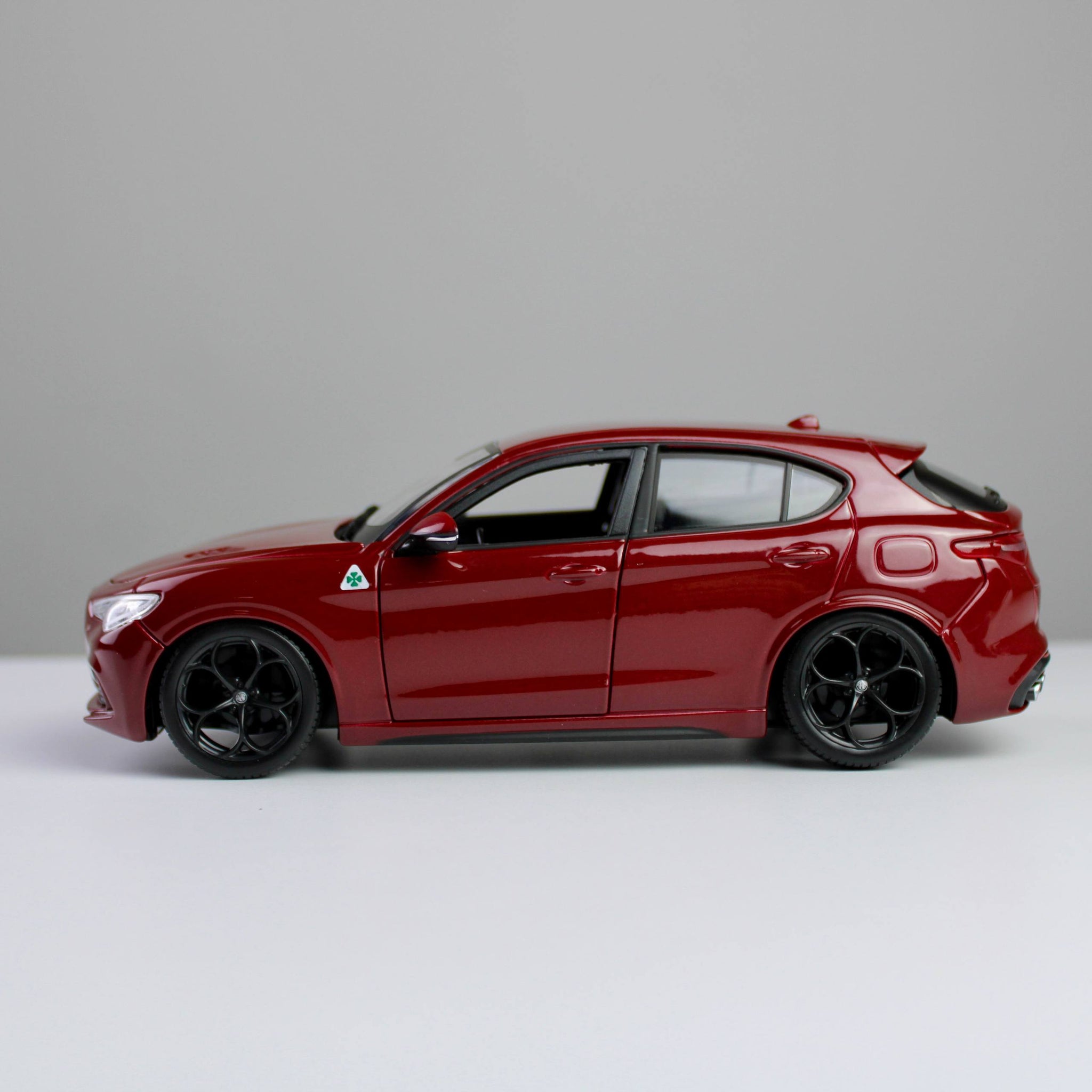 Bburago Alfa Romeo Stelvio 1:24 Die-Cast Model Car