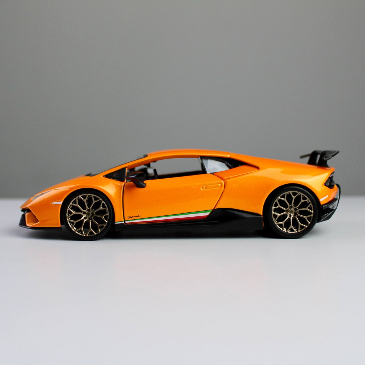 Bburago Lamborghini Huracán Performante 1:24 Die-Cast Model Car