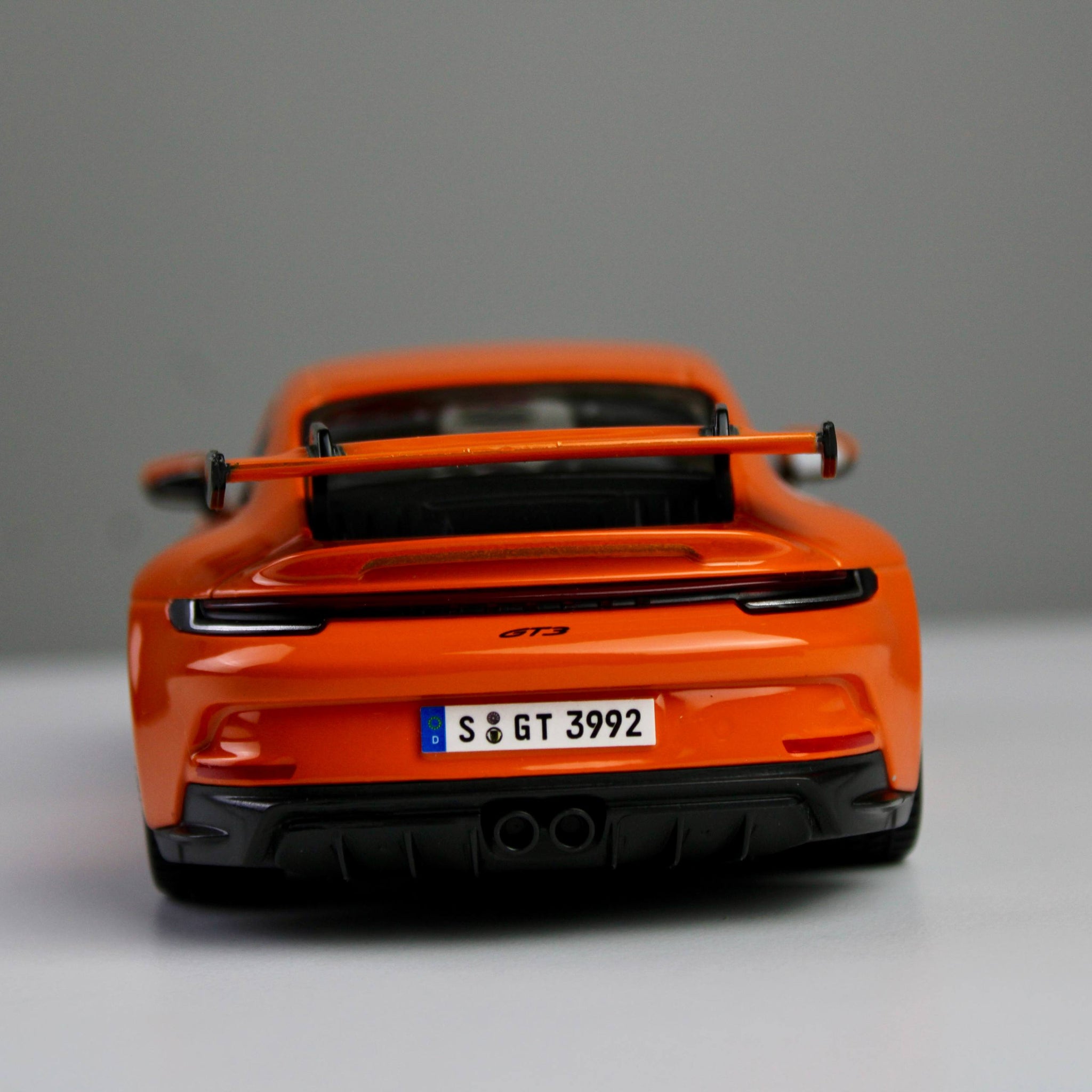 سيارة نموذج بورش 911 GT3 من Bburago بمقياس 1:24 - مجموعة ستار