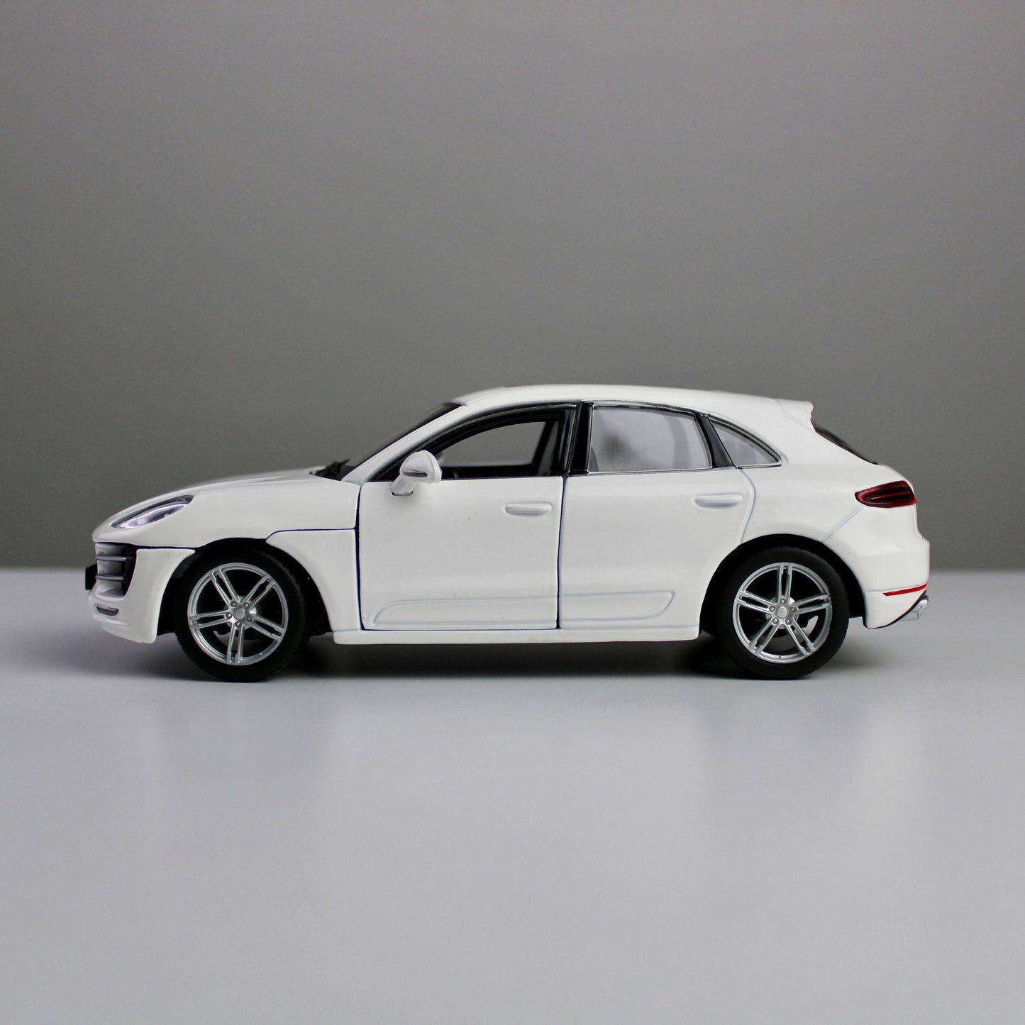 Bburago Porsche Macan 1:24 Die-Cast Model SUV – Star Collezione