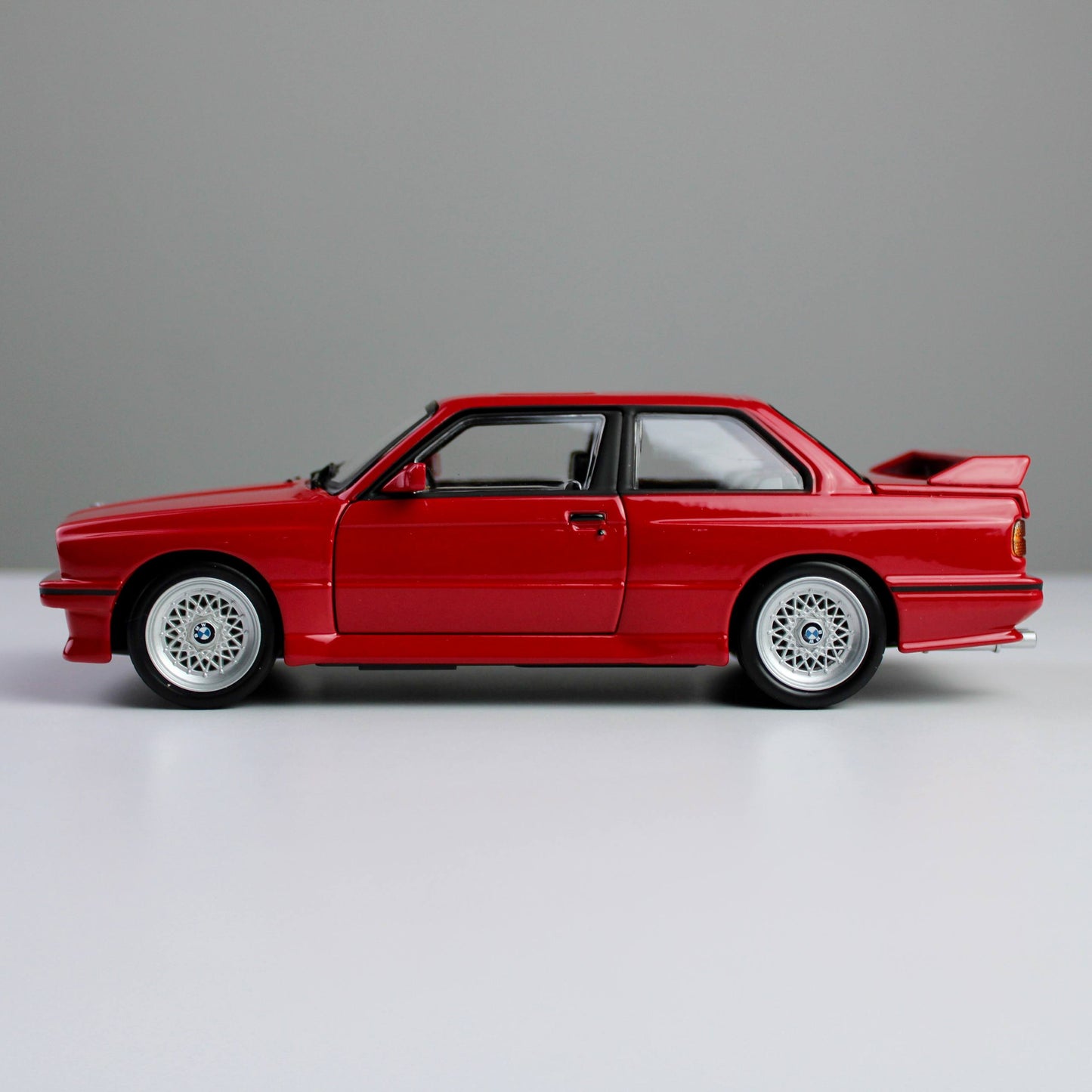 Bburago BMW M3 (E30) 1988 1:24 Die-Cast Model Car – Star Collezione