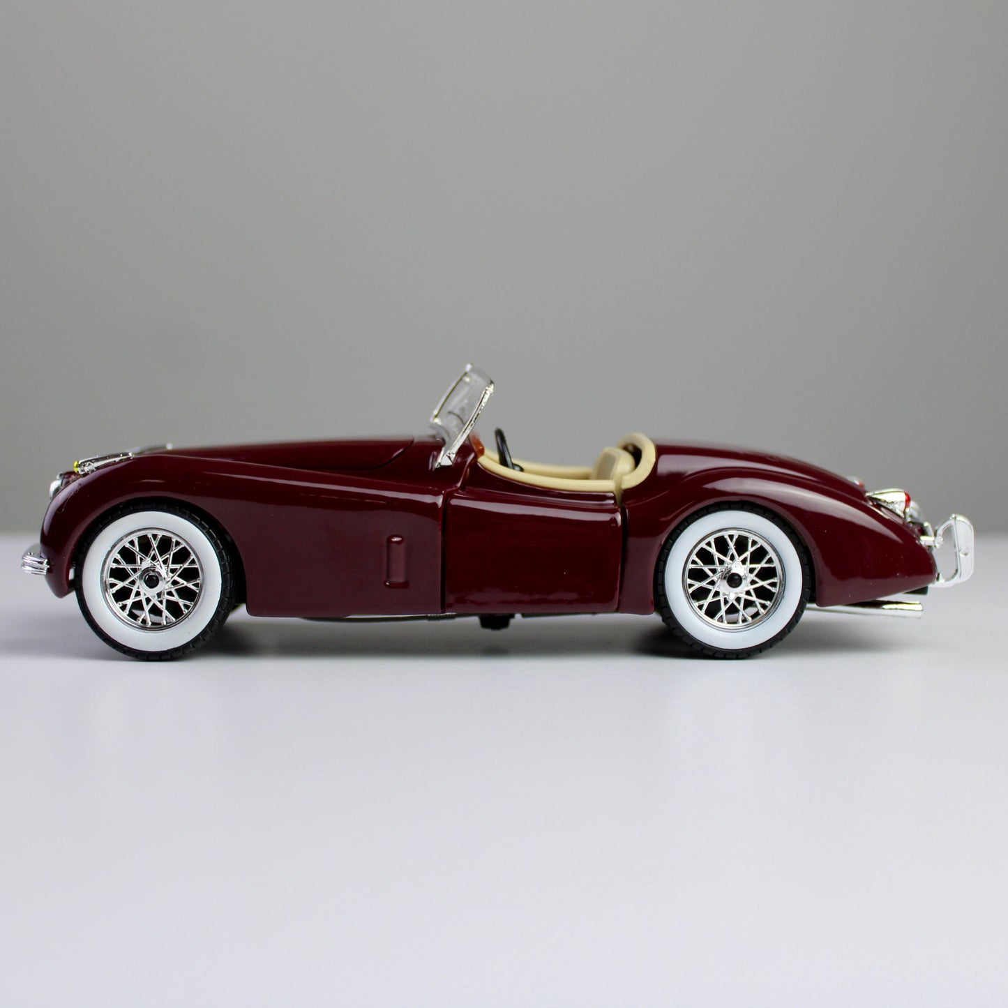 Bburago Jaguar XK 120 Roadster 1951 1:24 Die-Cast Model Car