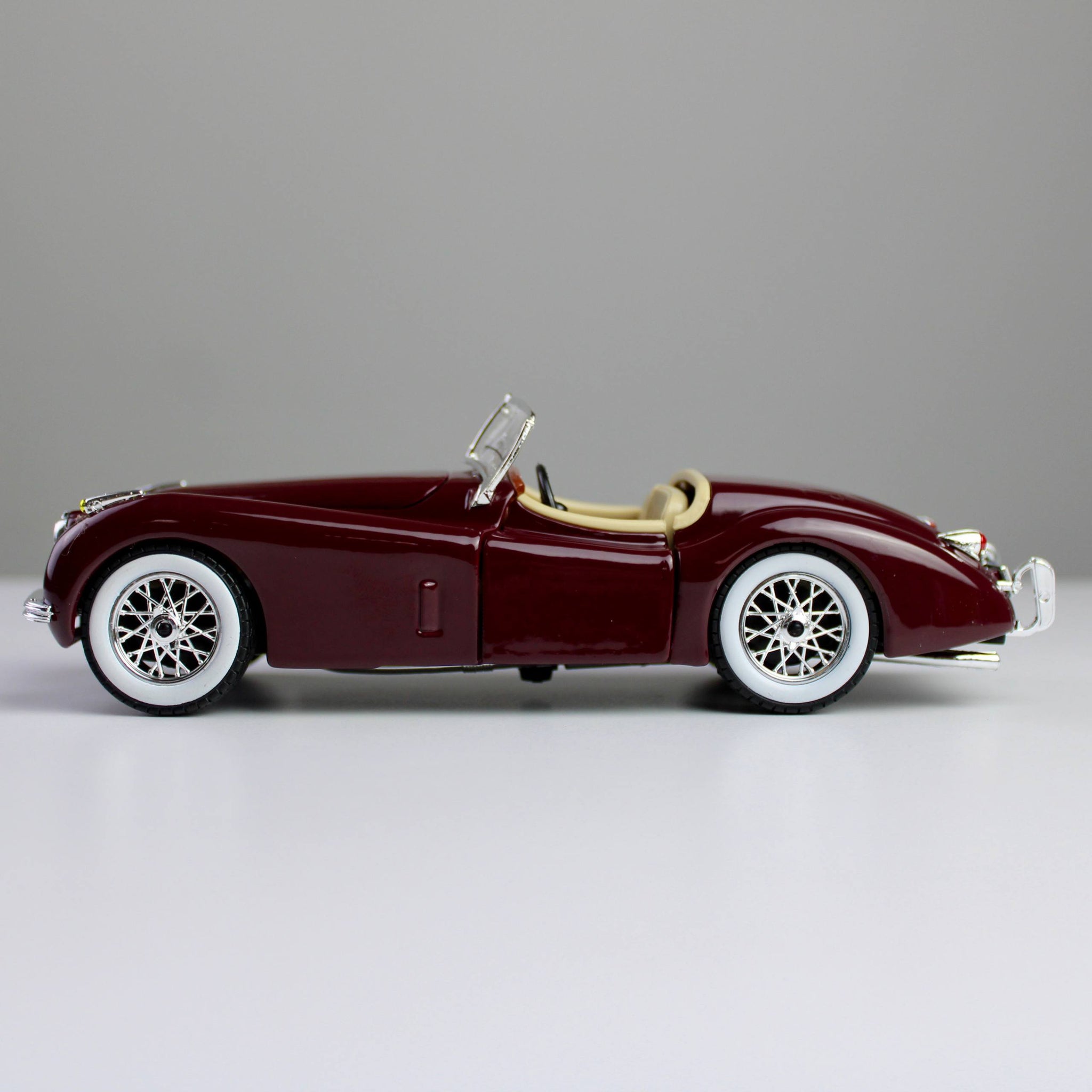 Bburago Jaguar XK 120 Roadster 1951 1:24 Die-Cast Model Car