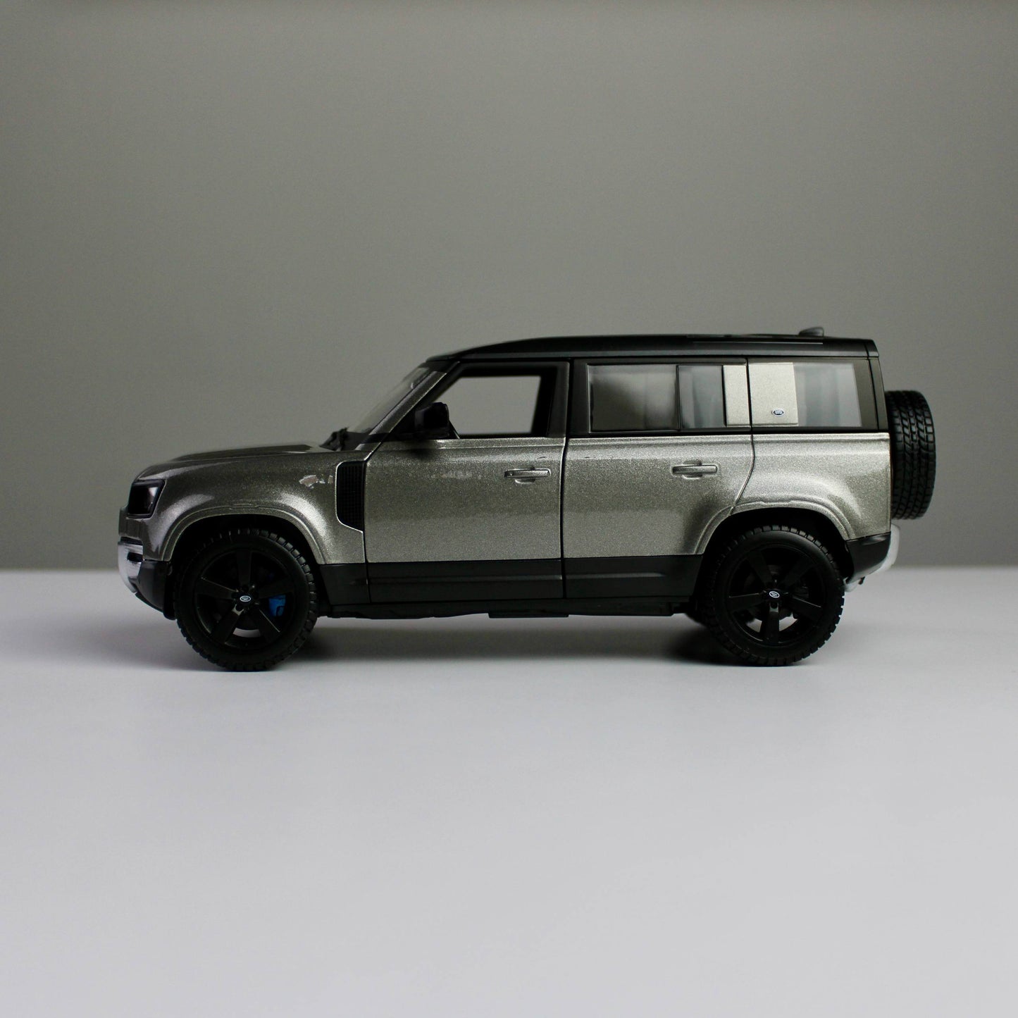 Bburago Land Rover Defender 110 2022 1:24 Die-Cast Model