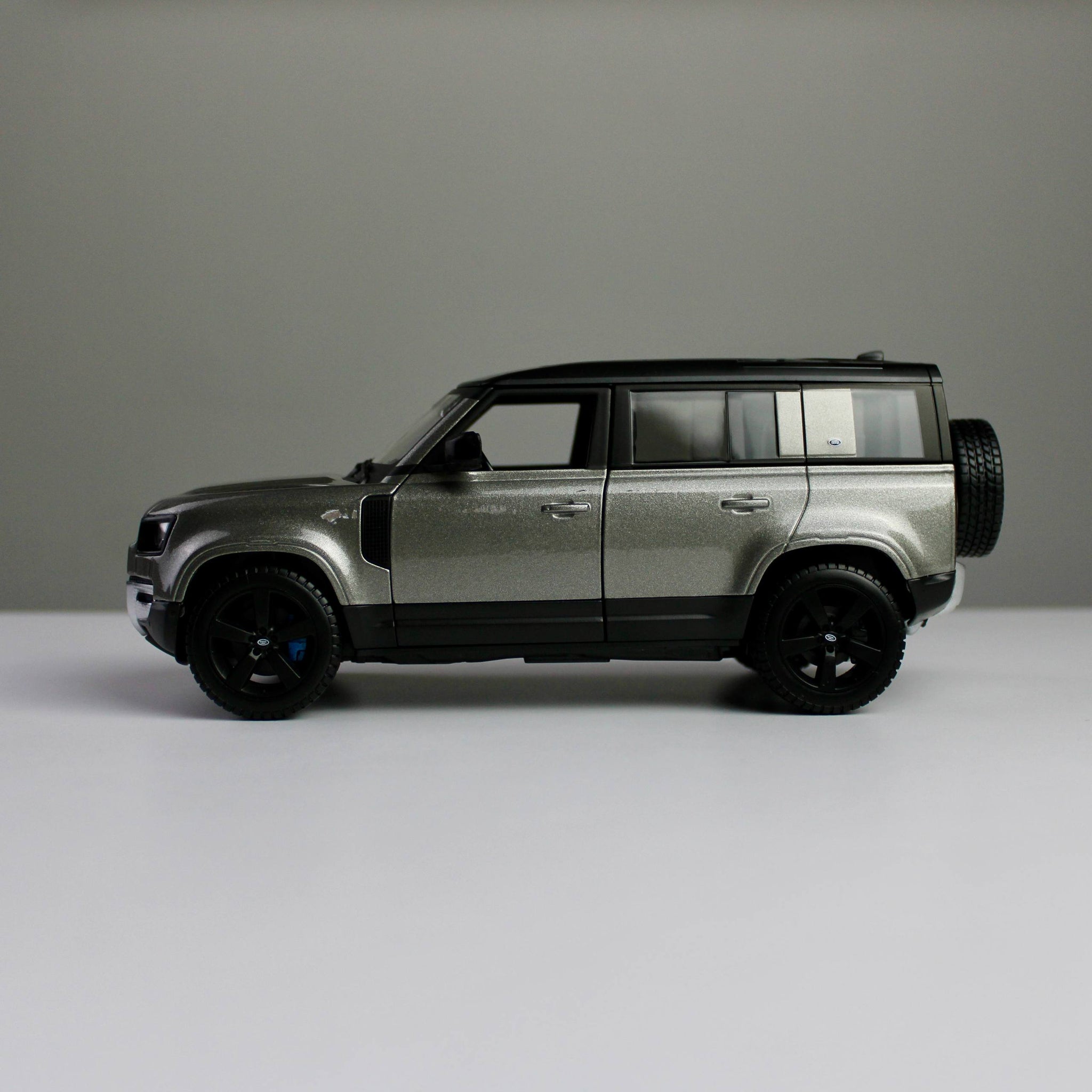 Bburago Land Rover Defender 110 2022 1:24 Die-Cast Model