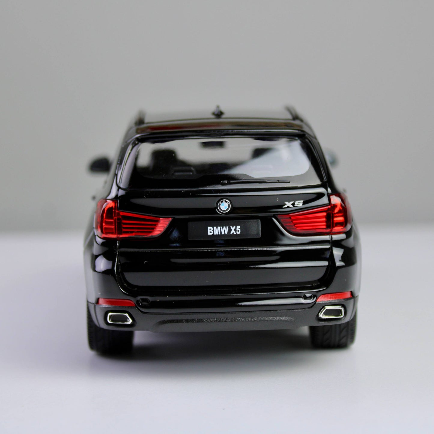 Welly BMW X5 1:24 Die-Cast Model SUV