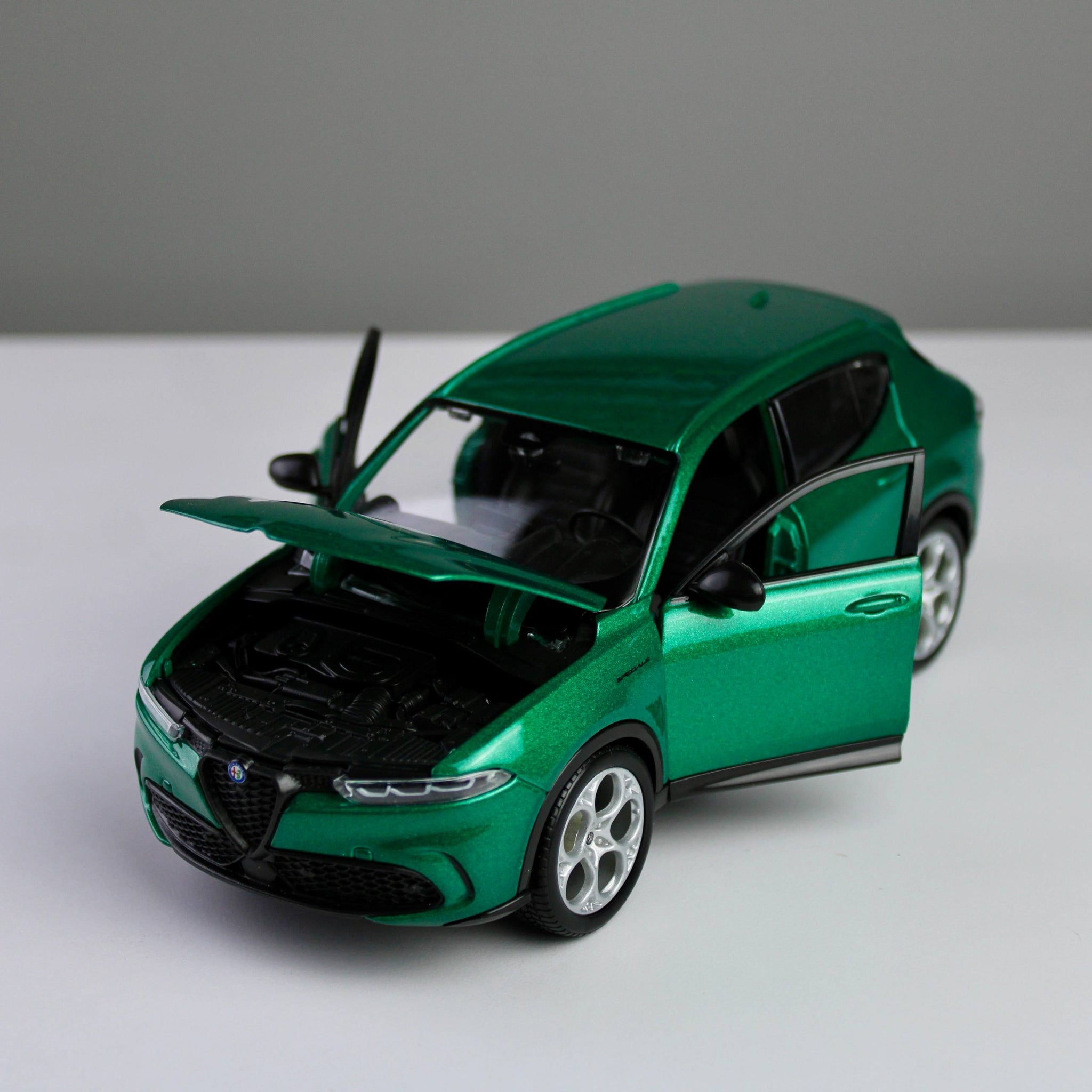 Bburago Alfa Romeo Tonale SUV 1:24 Die-Cast Model Car