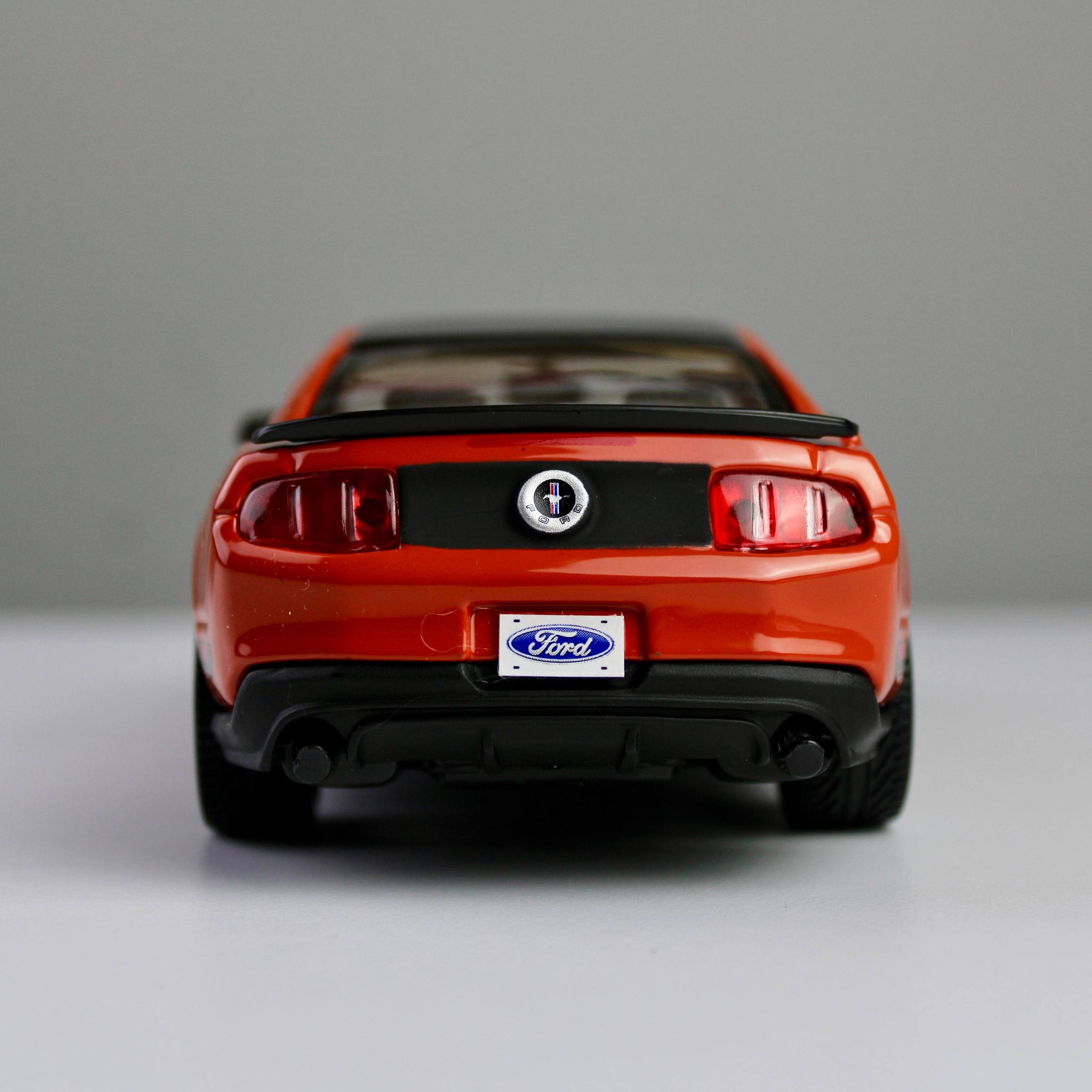 Maisto Ford Mustang Boss 302 1:24 Die-Cast Model Car