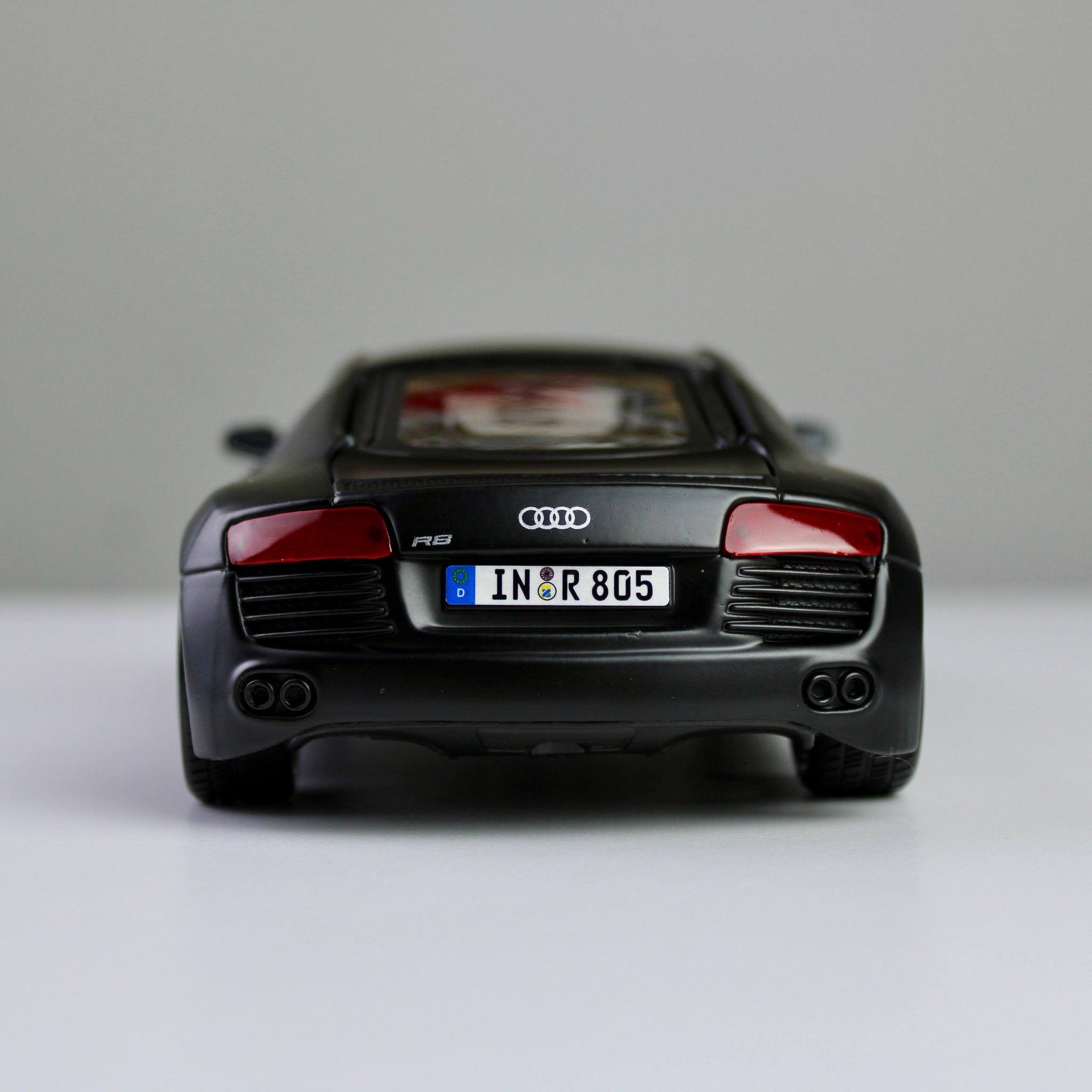 Maisto Audi R8 V10 Plus 1:24 Die-Cast Model Car