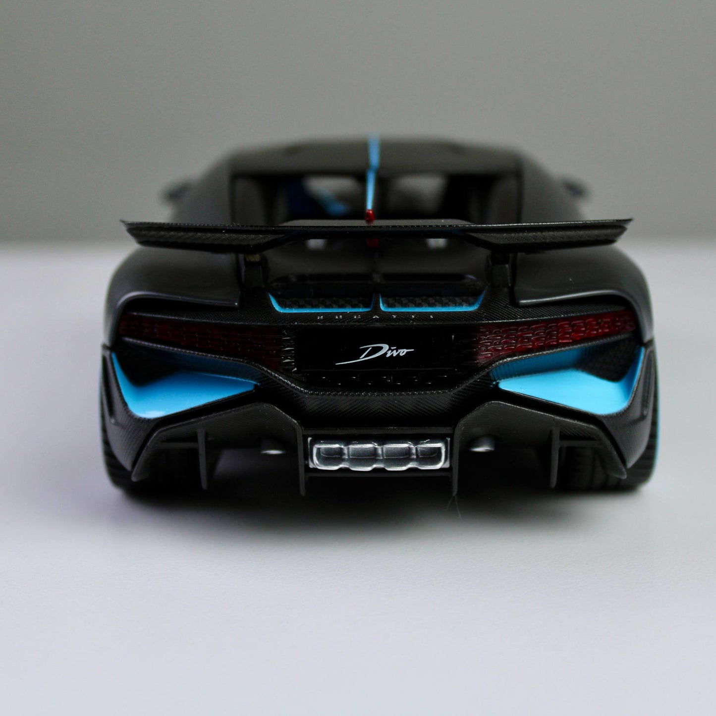 Maisto Bugatti Divo 1:24 Die-Cast Model Car