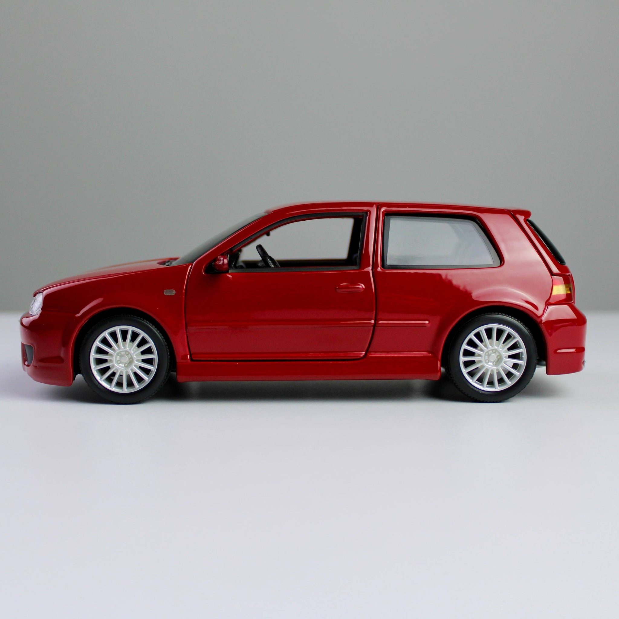 Maisto Volkswagen Golf R32 1:24 Die-Cast Model Car – Special Edition