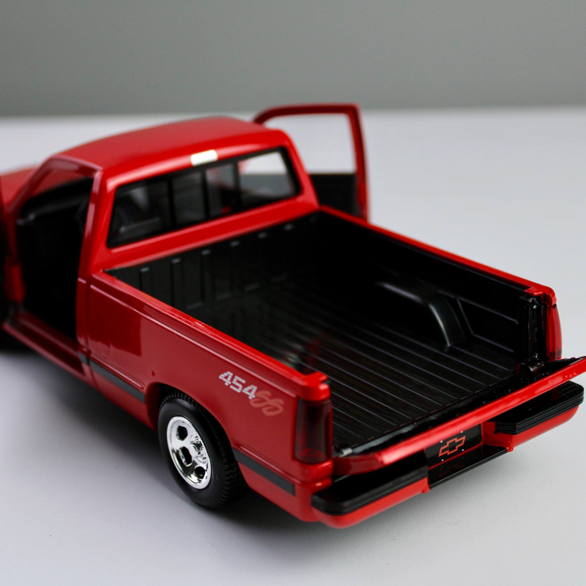Maisto Chevrolet 454 SS Pickup 1993 1:24 Die-Cast Model Truck – Special Edition