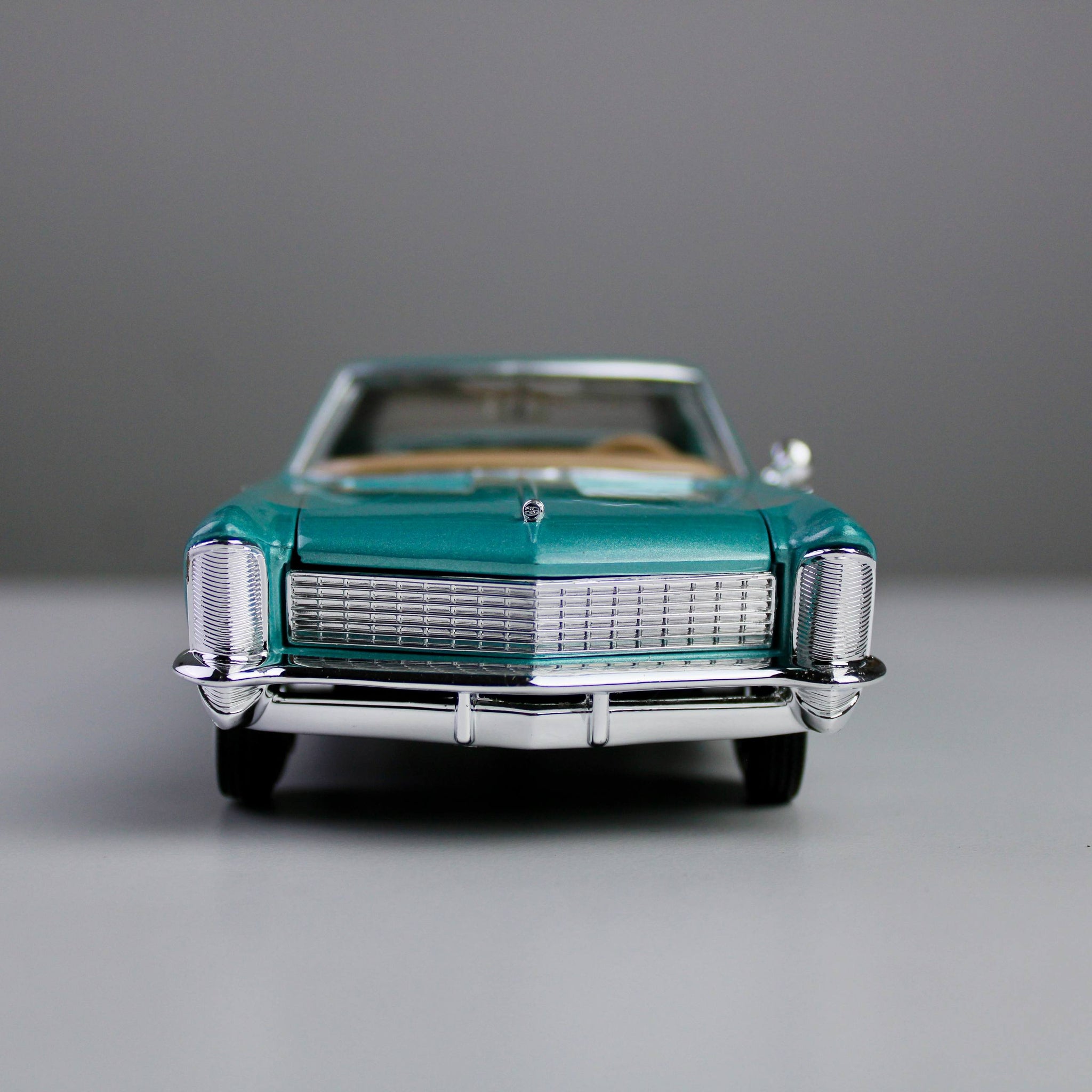 Maisto Buick Riviera 1965 1:26 Die-Cast Model Car – Special Edition